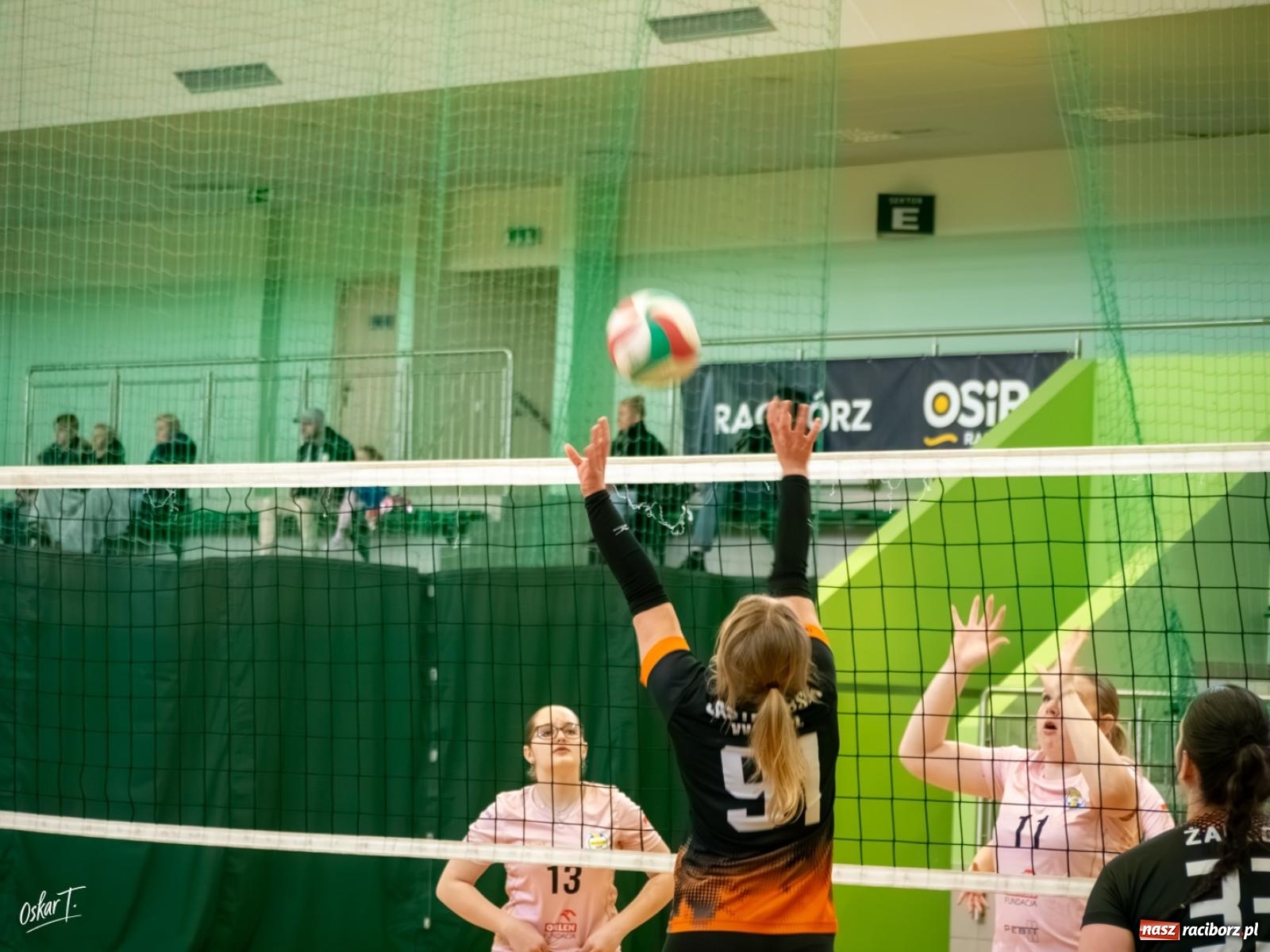 Zdjęcie w galerii na portalu naszraciborz.pl: Puchar Ligi Kobiet. Mecze pełne emocji w hali przy ul. Łąkowej [FOTO] wiadomości z regionu