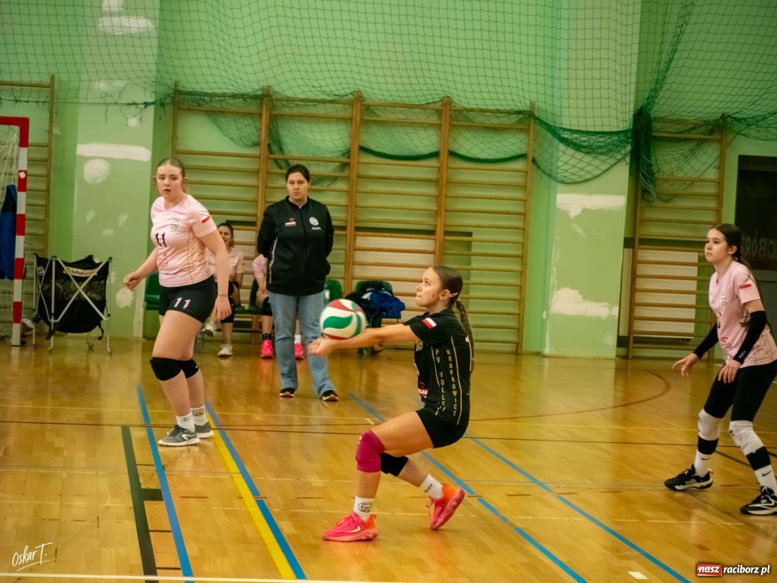 Zdjęcie w galerii na portalu naszraciborz.pl: Puchar Ligi Kobiet. Mecze pełne emocji w hali przy ul. Łąkowej [FOTO] wiadomości z regionu