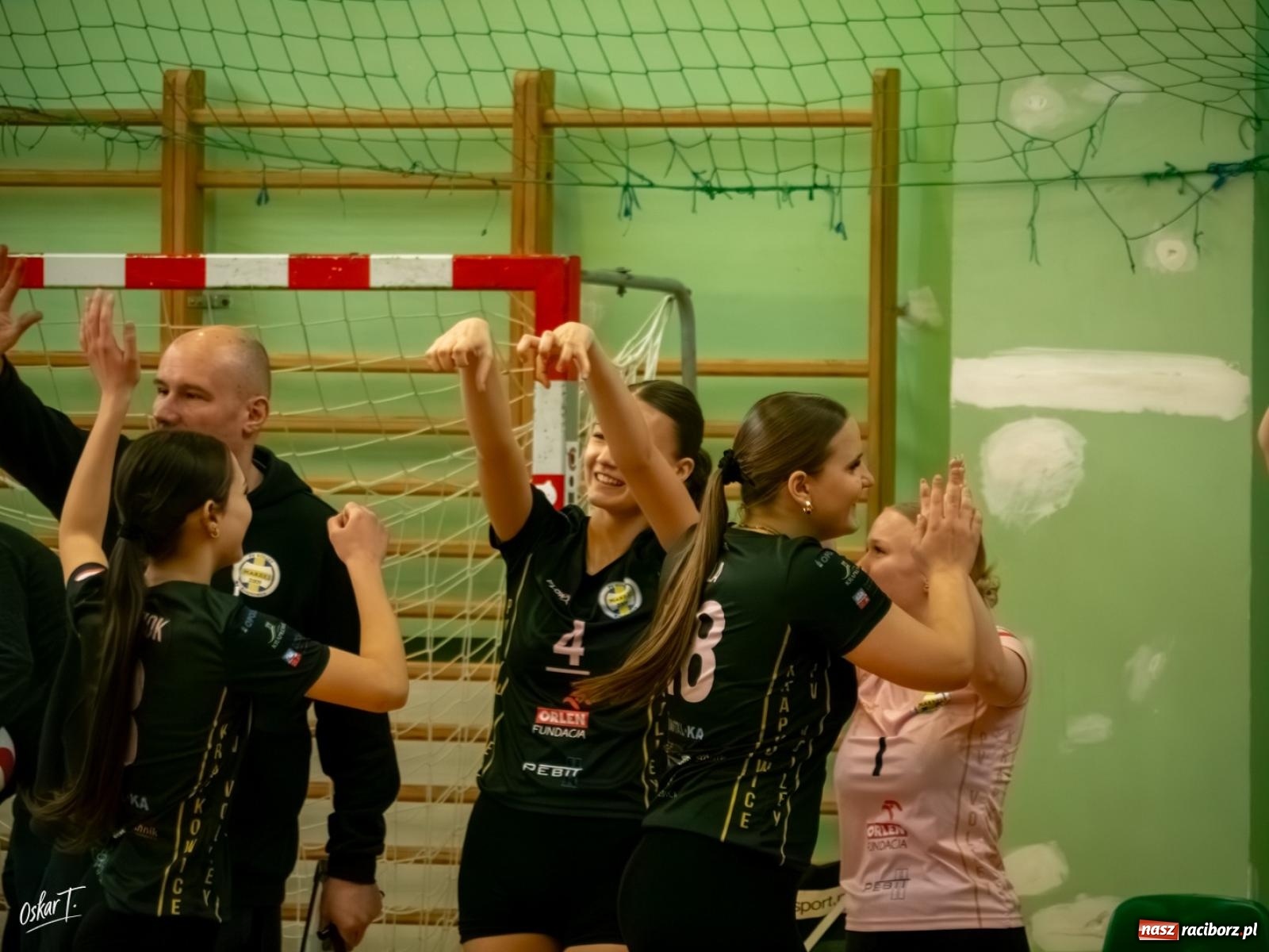 Zdjęcie w galerii na portalu naszraciborz.pl: Puchar Ligi Kobiet. Mecze pełne emocji w hali przy ul. Łąkowej [FOTO] wiadomości z regionu
