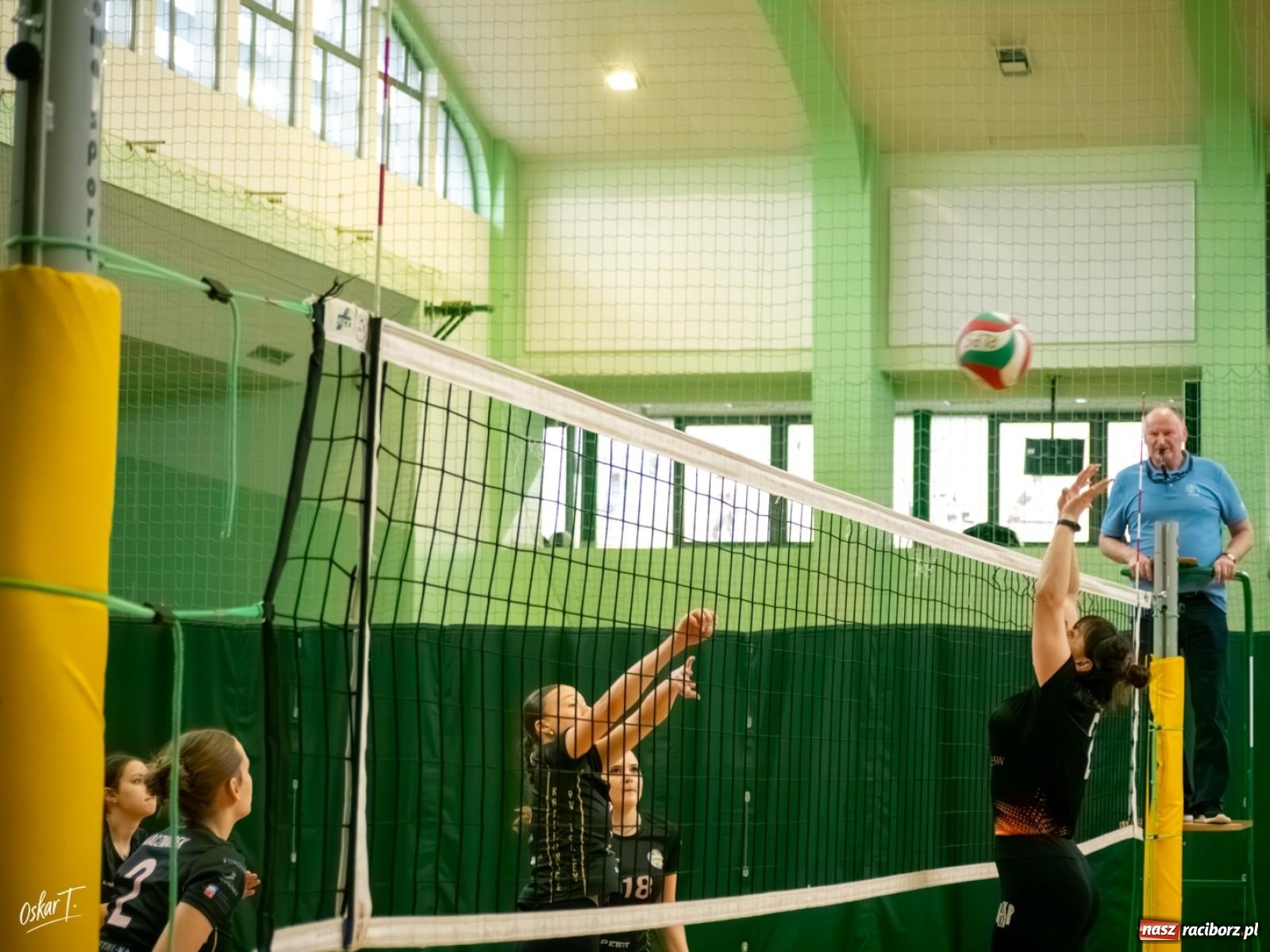 Zdjęcie w galerii na portalu naszraciborz.pl: Puchar Ligi Kobiet. Mecze pełne emocji w hali przy ul. Łąkowej [FOTO] wiadomości z regionu