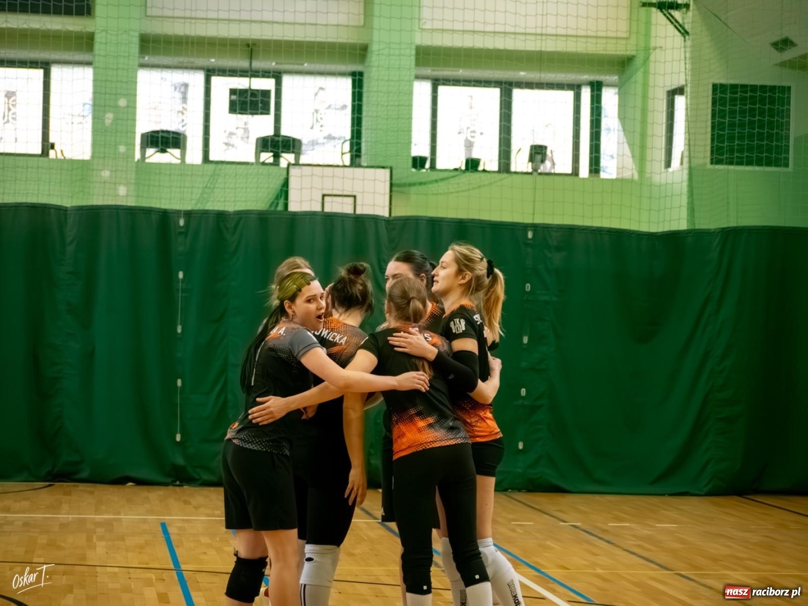 Zdjęcie w galerii na portalu naszraciborz.pl: Puchar Ligi Kobiet. Mecze pełne emocji w hali przy ul. Łąkowej [FOTO] wiadomości z regionu