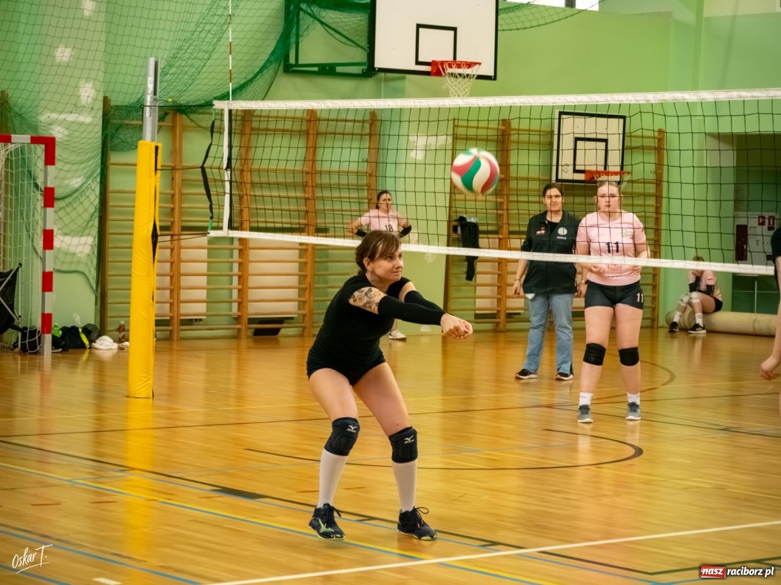 Zdjęcie w galerii na portalu naszraciborz.pl: Puchar Ligi Kobiet. Mecze pełne emocji w hali przy ul. Łąkowej [FOTO] wiadomości z regionu
