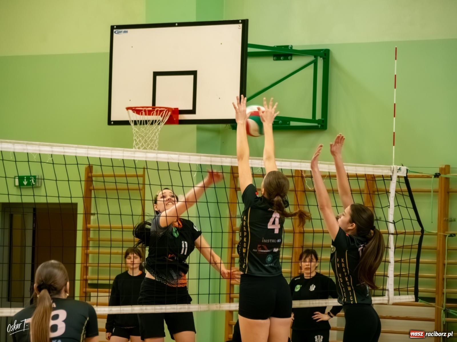 Zdjęcie w galerii na portalu naszraciborz.pl: Puchar Ligi Kobiet. Mecze pełne emocji w hali przy ul. Łąkowej [FOTO] wiadomości z regionu