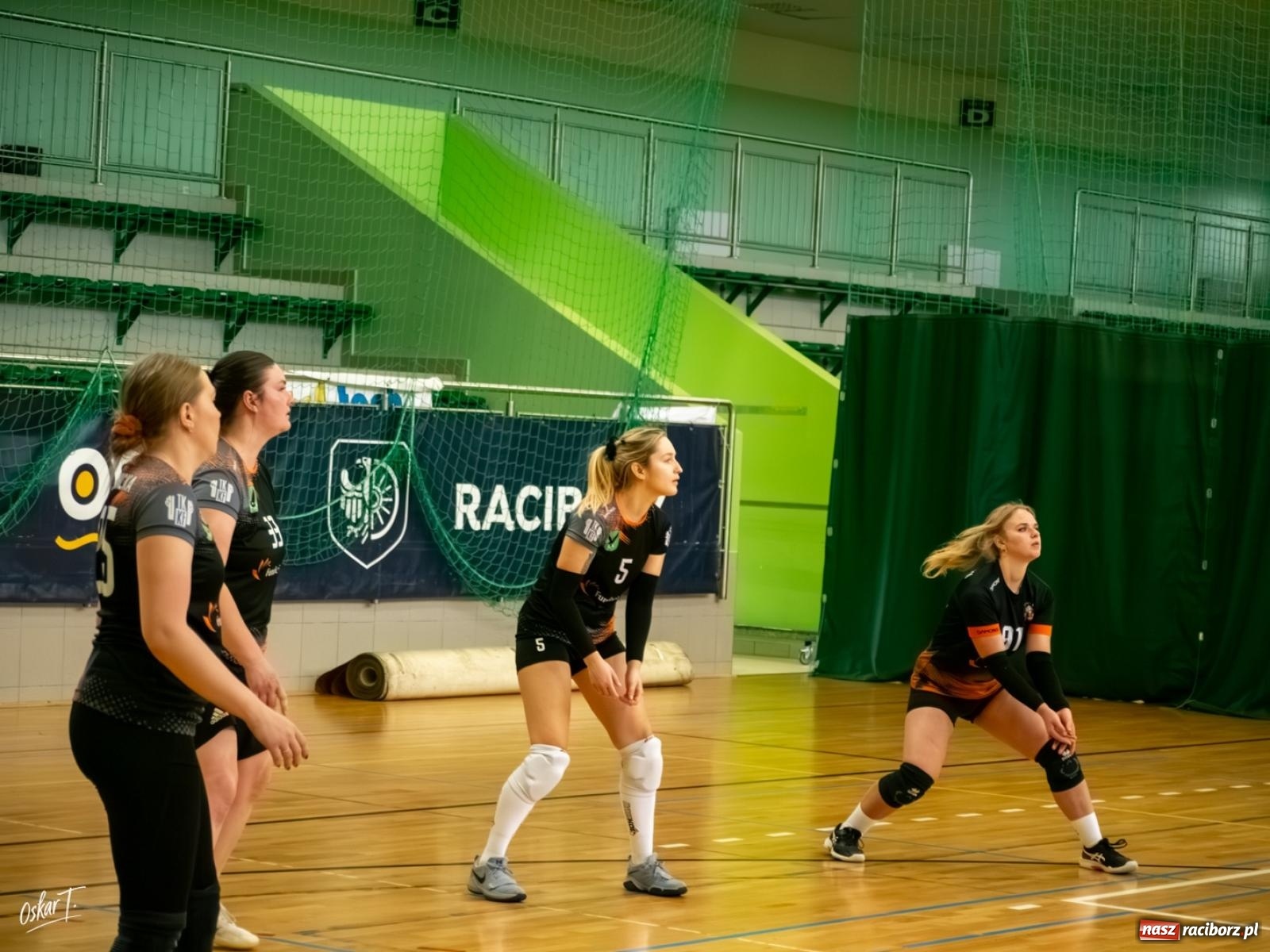 Zdjęcie w galerii na portalu naszraciborz.pl: Puchar Ligi Kobiet. Mecze pełne emocji w hali przy ul. Łąkowej [FOTO] wiadomości z regionu