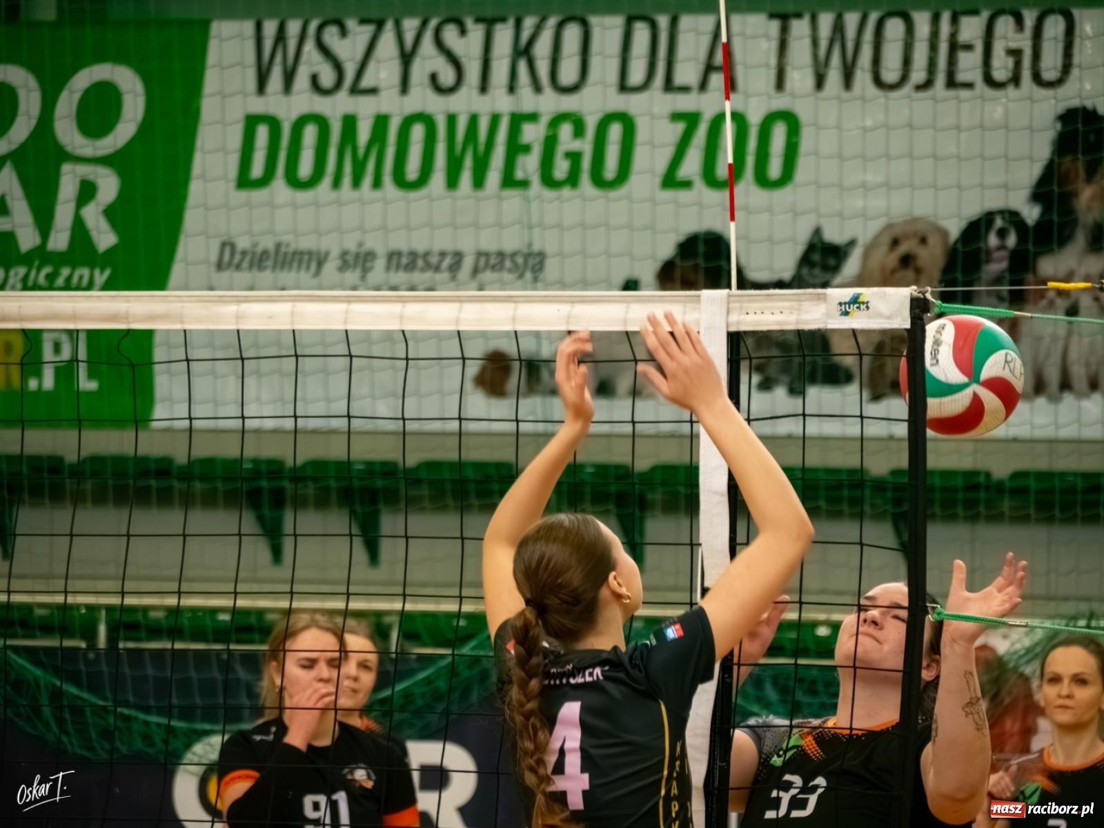 Zdjęcie w galerii na portalu naszraciborz.pl: Puchar Ligi Kobiet. Mecze pełne emocji w hali przy ul. Łąkowej [FOTO] wiadomości z regionu