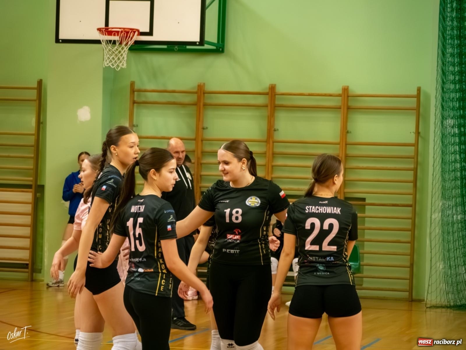 Zdjęcie w galerii na portalu naszraciborz.pl: Puchar Ligi Kobiet. Mecze pełne emocji w hali przy ul. Łąkowej [FOTO] wiadomości z regionu