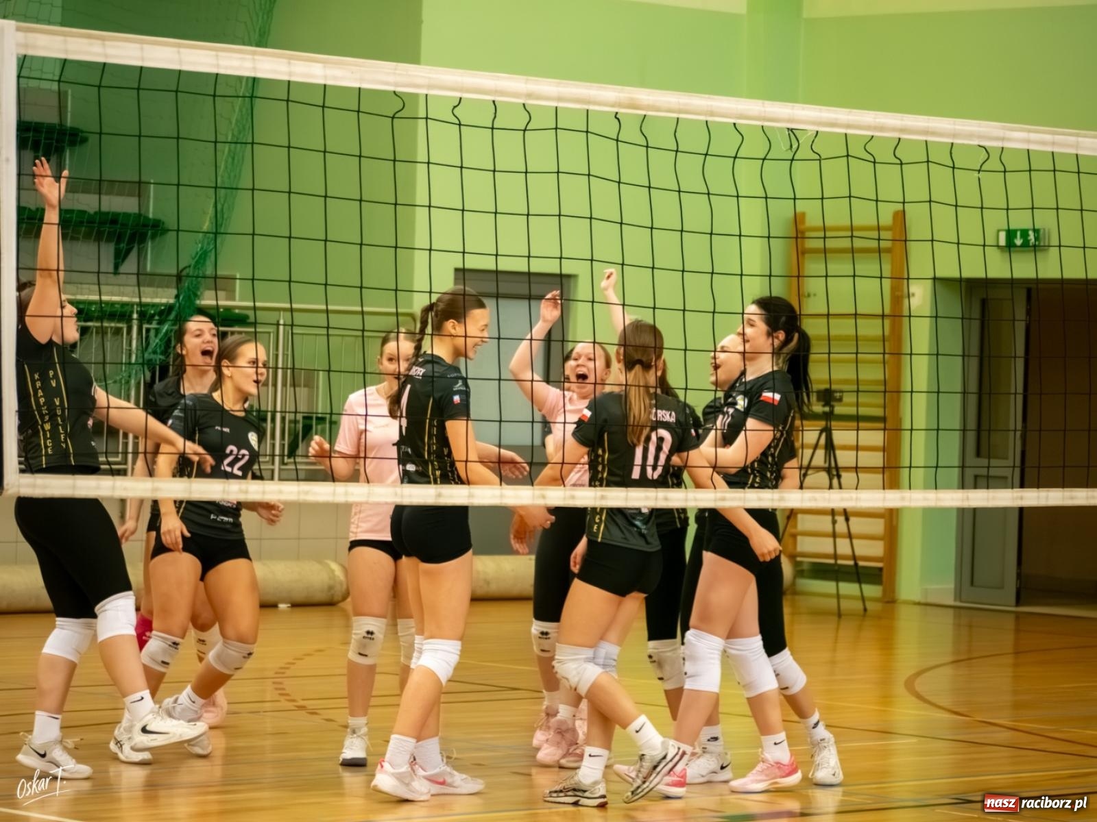 Zdjęcie w galerii na portalu naszraciborz.pl: Puchar Ligi Kobiet. Mecze pełne emocji w hali przy ul. Łąkowej [FOTO] wiadomości z regionu