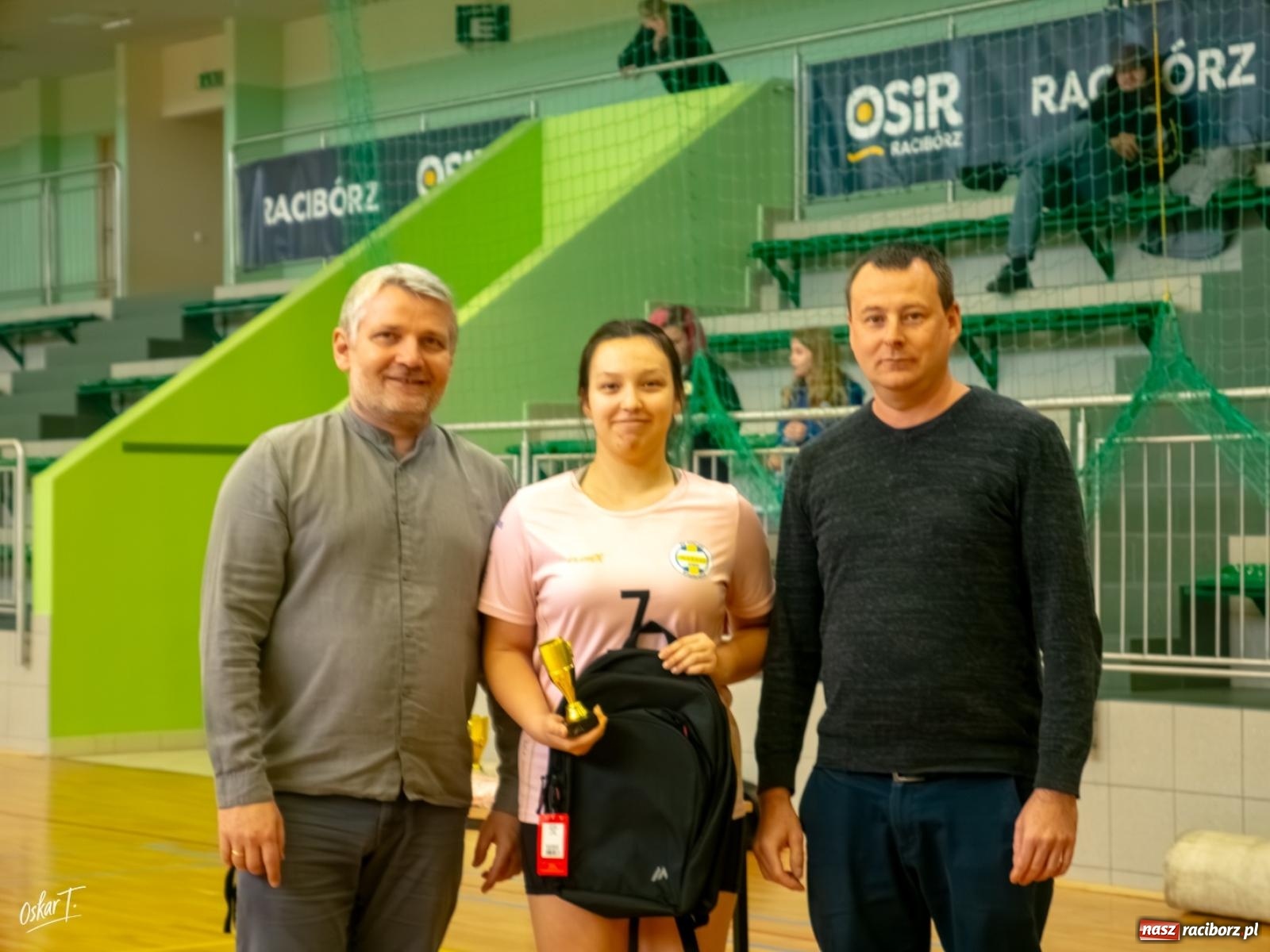 Zdjęcie w galerii na portalu naszraciborz.pl: Puchar Ligi Kobiet. Mecze pełne emocji w hali przy ul. Łąkowej [FOTO] wiadomości z regionu