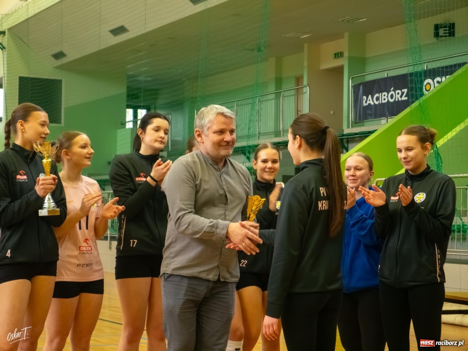 Zdjęcie w galerii na portalu naszraciborz.pl: Puchar Ligi Kobiet. Mecze pełne emocji w hali przy ul. Łąkowej [FOTO] wiadomości z regionu