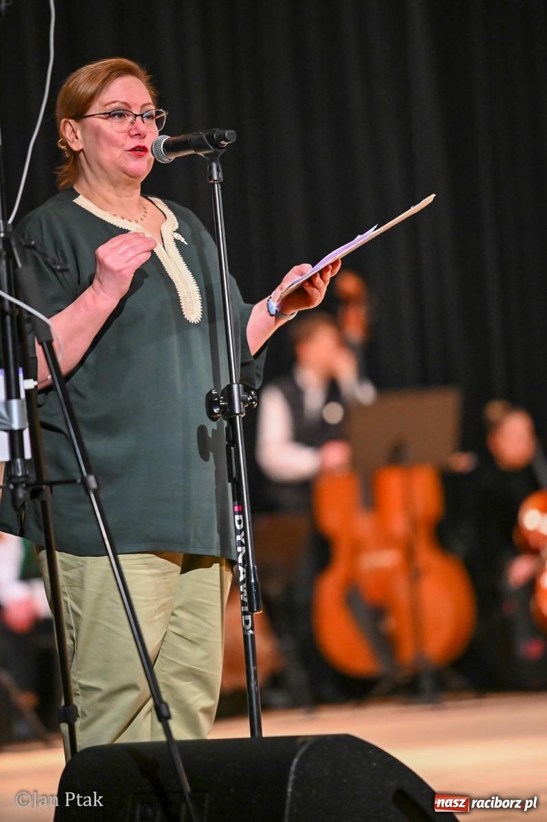 Zdjęcie w galerii na portalu naszraciborz.pl: Taneczna podróż przez siedem regionów Polski na deskach RCK wiadomości z regionu