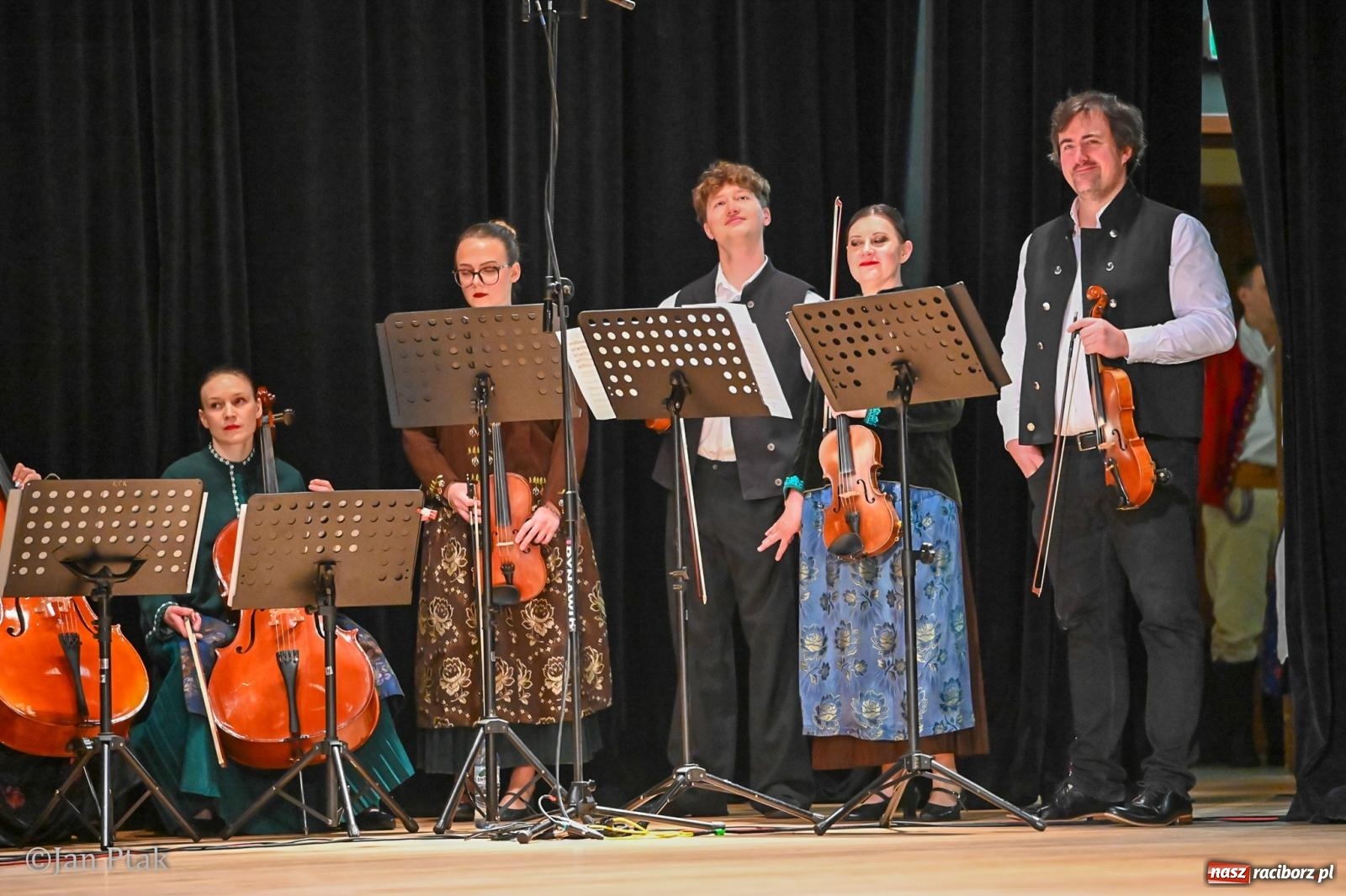 Zdjęcie w galerii na portalu naszraciborz.pl: Taneczna podróż przez siedem regionów Polski na deskach RCK wiadomości z regionu