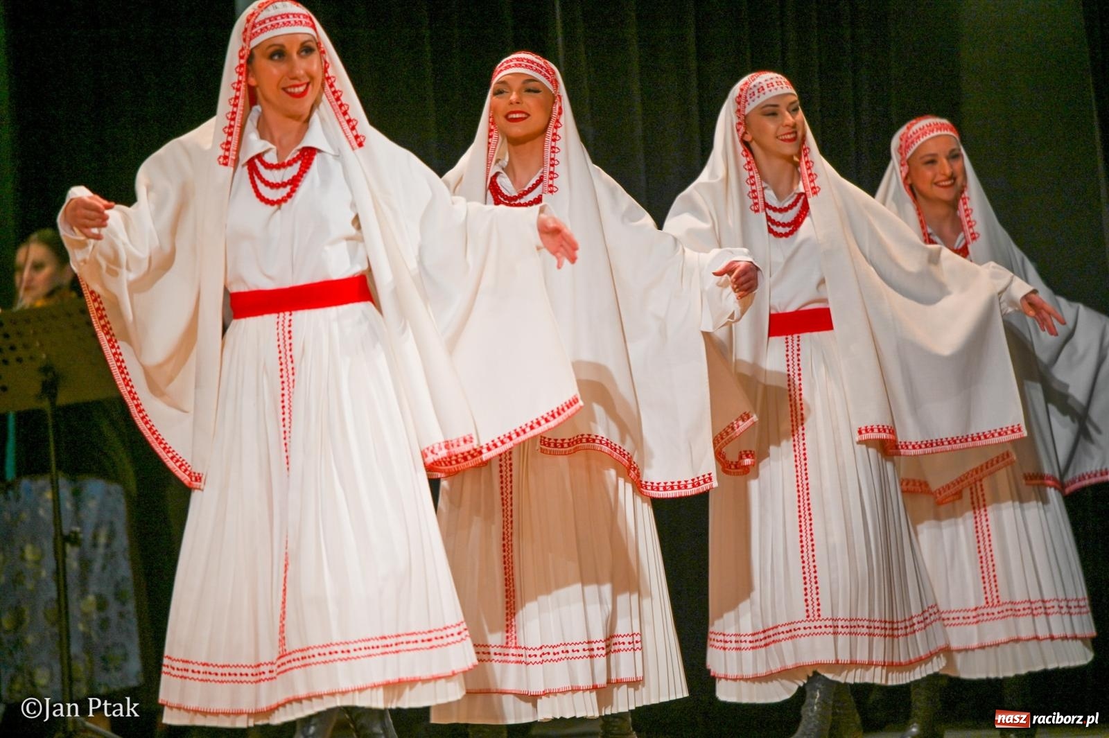 Zdjęcie w galerii na portalu naszraciborz.pl: Taneczna podróż przez siedem regionów Polski na deskach RCK wiadomości z regionu