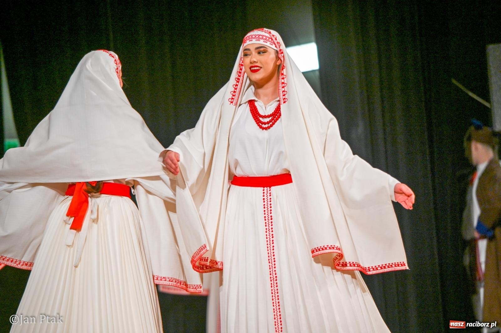 Zdjęcie w galerii na portalu naszraciborz.pl: Taneczna podróż przez siedem regionów Polski na deskach RCK wiadomości z regionu