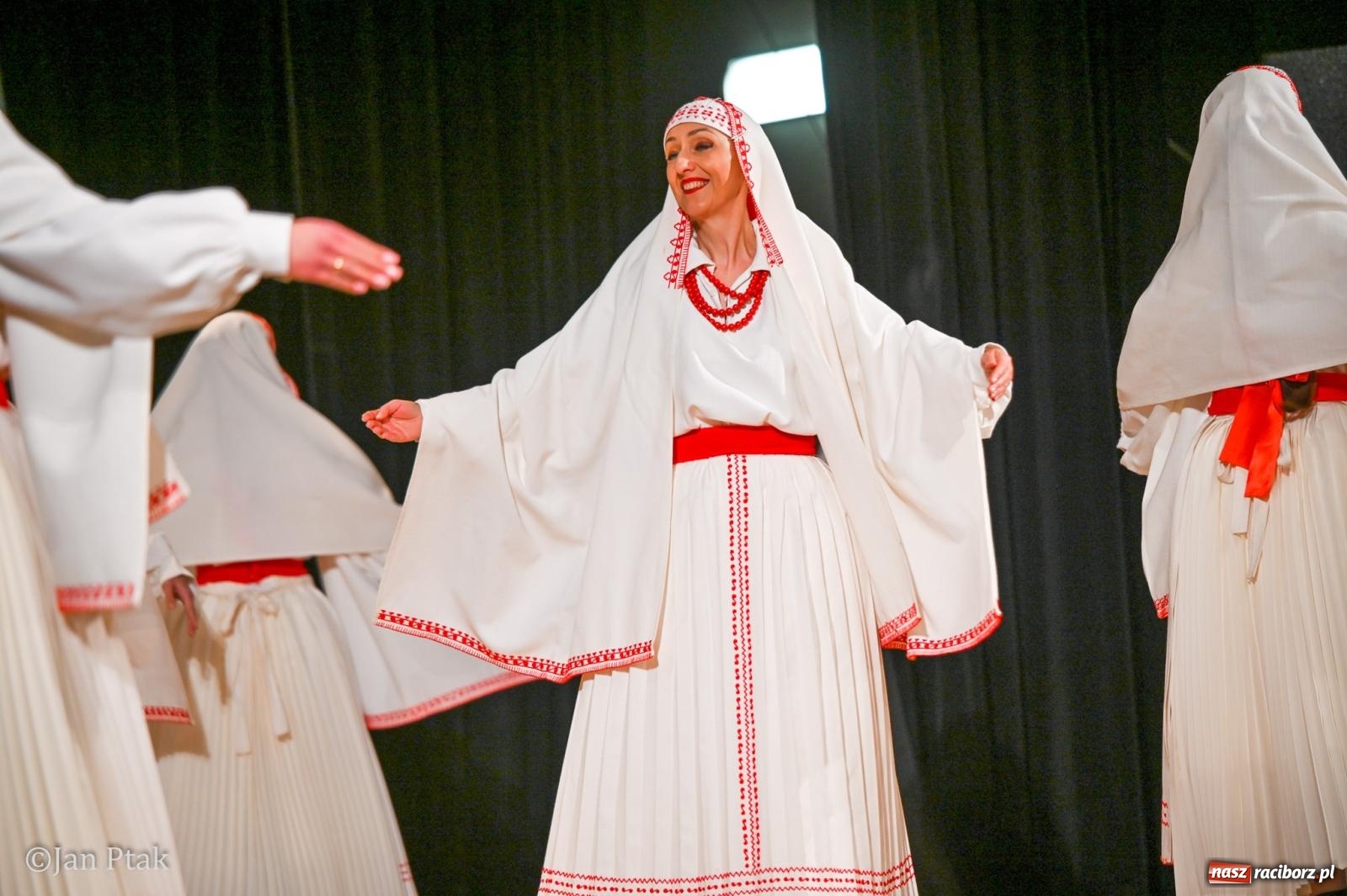 Zdjęcie w galerii na portalu naszraciborz.pl: Taneczna podróż przez siedem regionów Polski na deskach RCK wiadomości z regionu