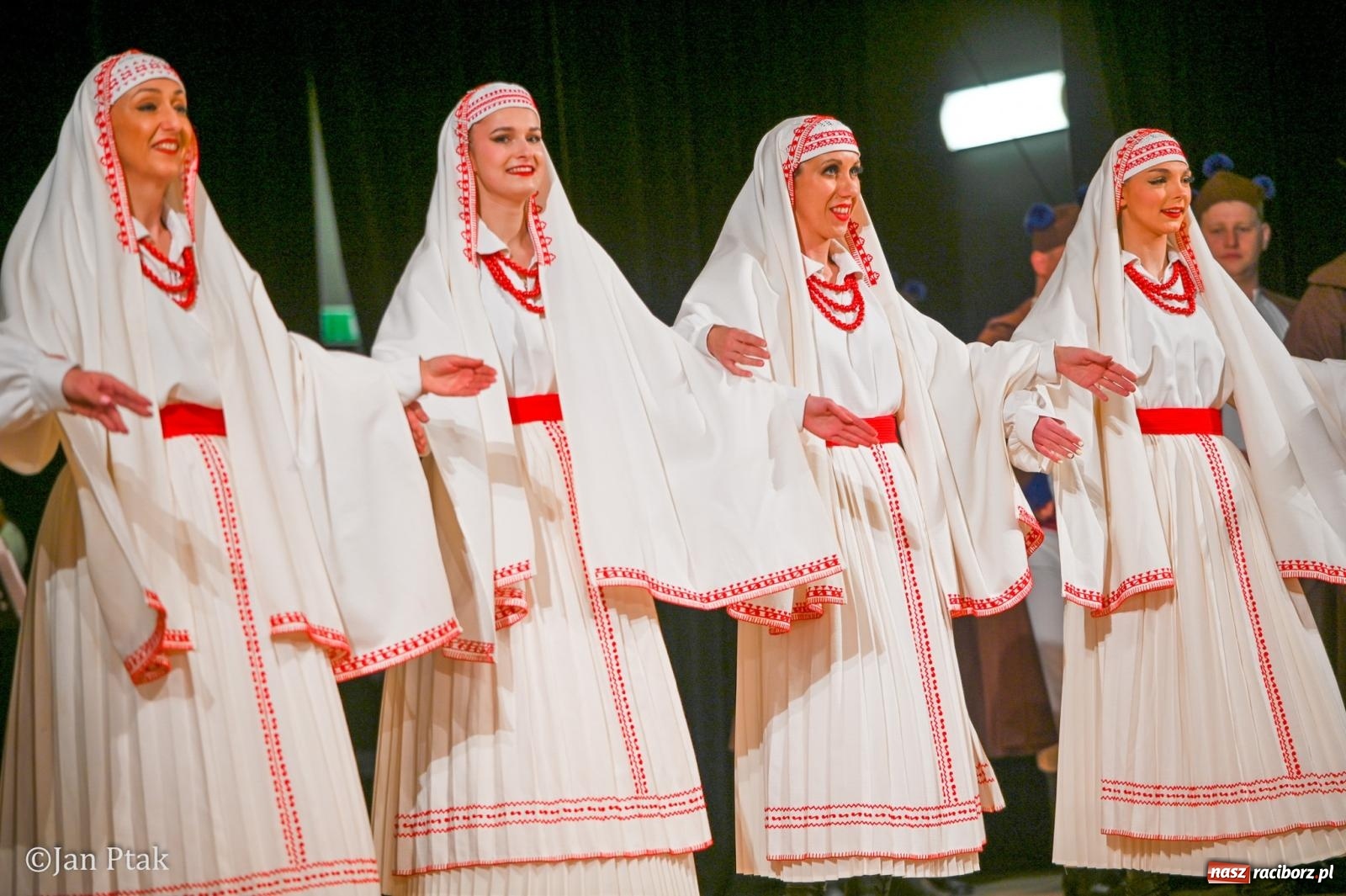 Zdjęcie w galerii na portalu naszraciborz.pl: Taneczna podróż przez siedem regionów Polski na deskach RCK wiadomości z regionu