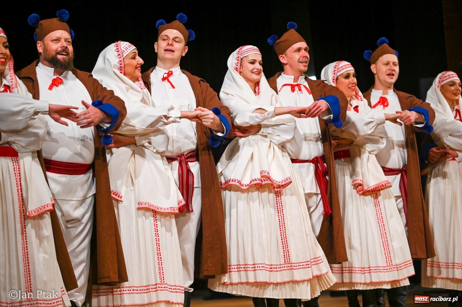 Zdjęcie w galerii na portalu naszraciborz.pl: Taneczna podróż przez siedem regionów Polski na deskach RCK wiadomości z regionu
