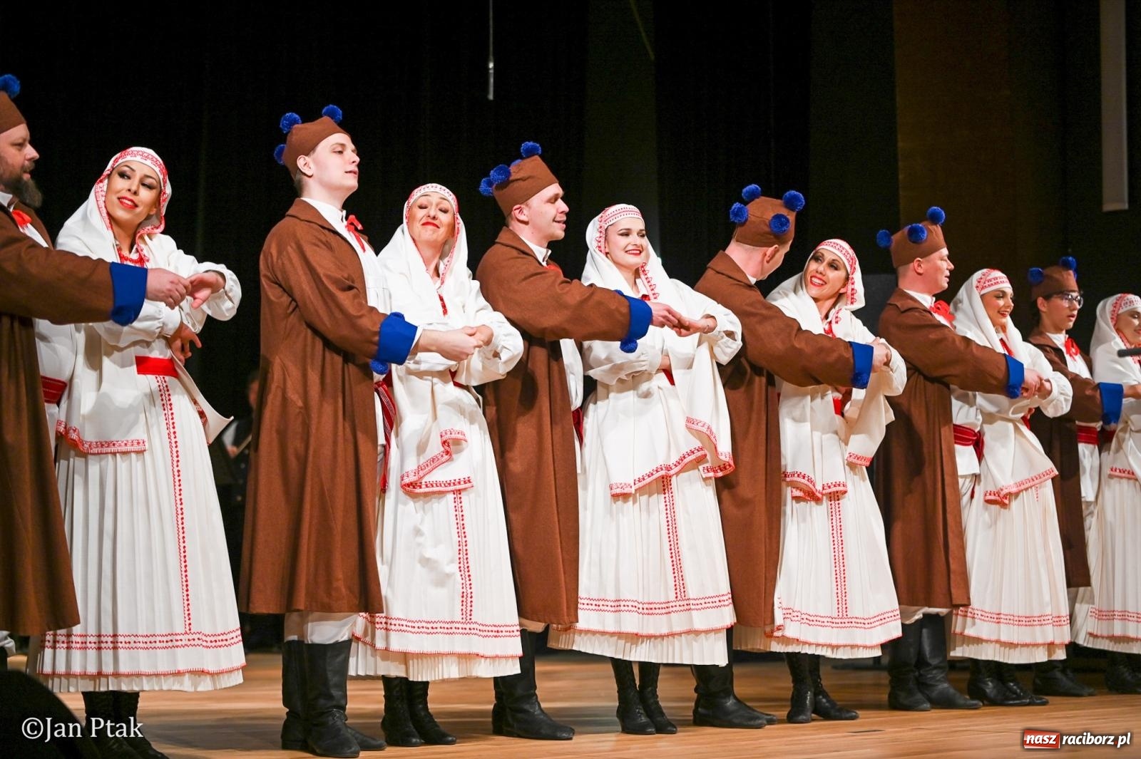 Zdjęcie w galerii na portalu naszraciborz.pl: Taneczna podróż przez siedem regionów Polski na deskach RCK wiadomości z regionu