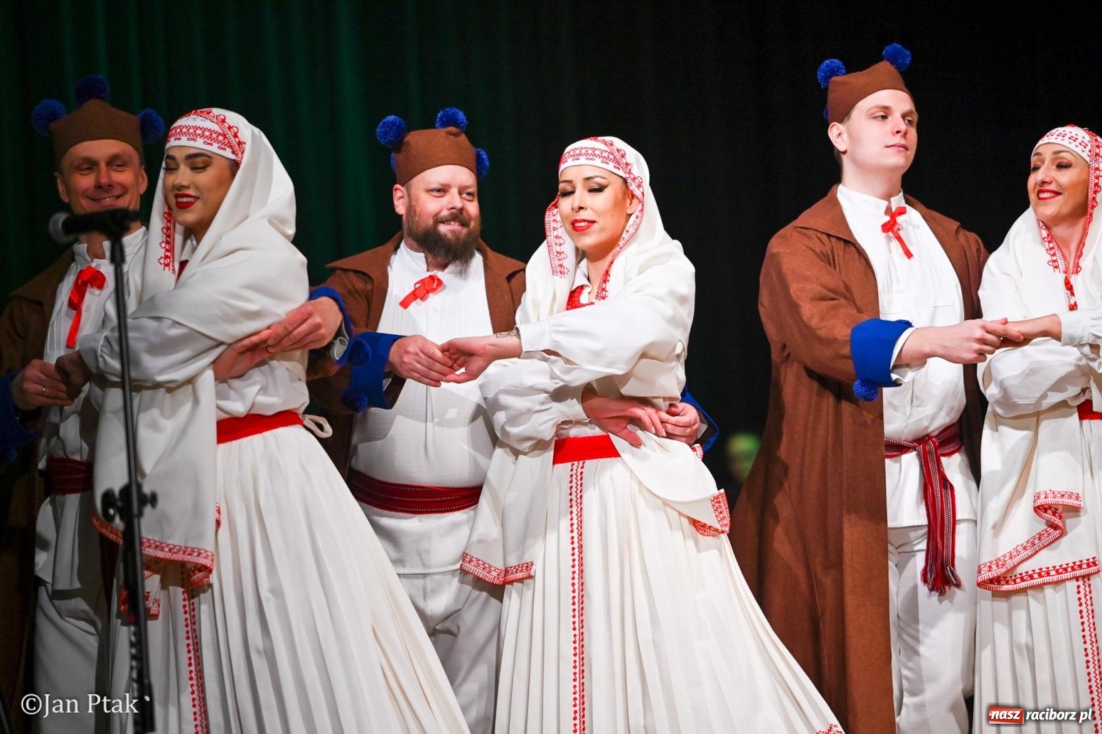 Zdjęcie w galerii na portalu naszraciborz.pl: Taneczna podróż przez siedem regionów Polski na deskach RCK wiadomości z regionu