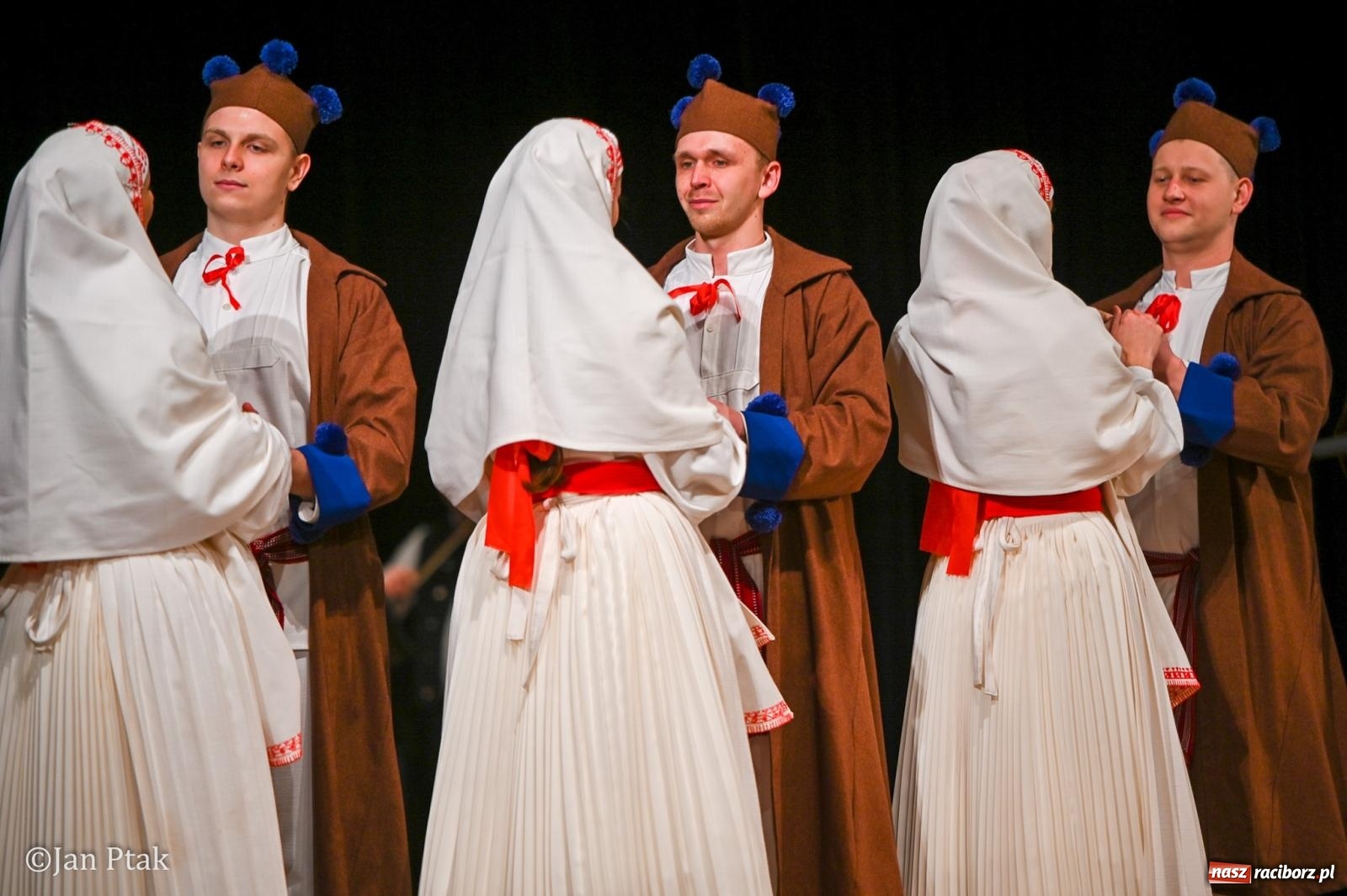 Zdjęcie w galerii na portalu naszraciborz.pl: Taneczna podróż przez siedem regionów Polski na deskach RCK wiadomości z regionu