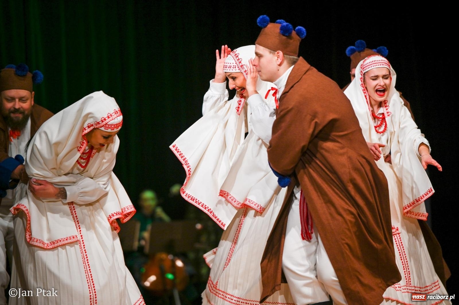 Zdjęcie w galerii na portalu naszraciborz.pl: Taneczna podróż przez siedem regionów Polski na deskach RCK wiadomości z regionu