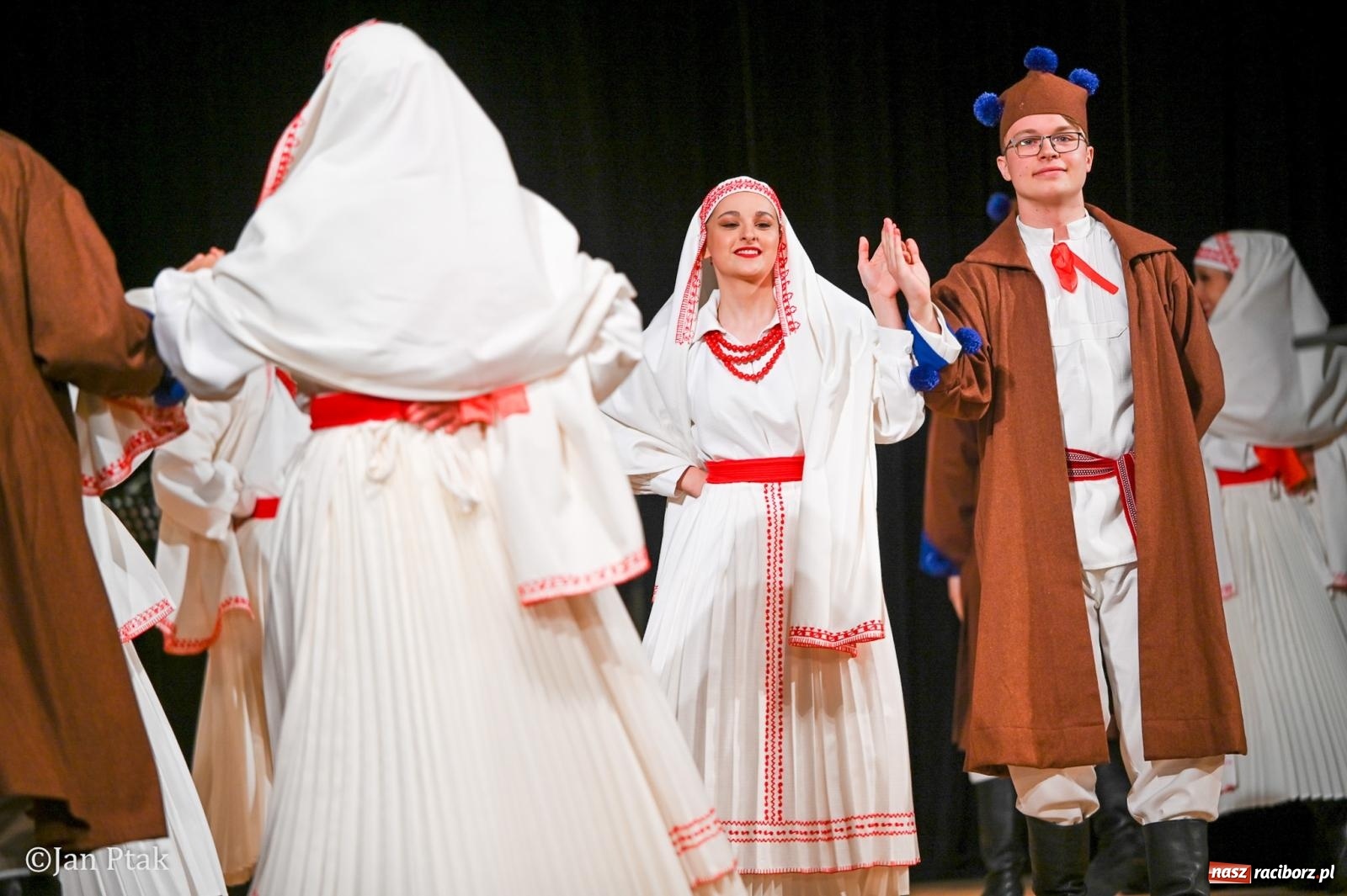 Zdjęcie w galerii na portalu naszraciborz.pl: Taneczna podróż przez siedem regionów Polski na deskach RCK wiadomości z regionu