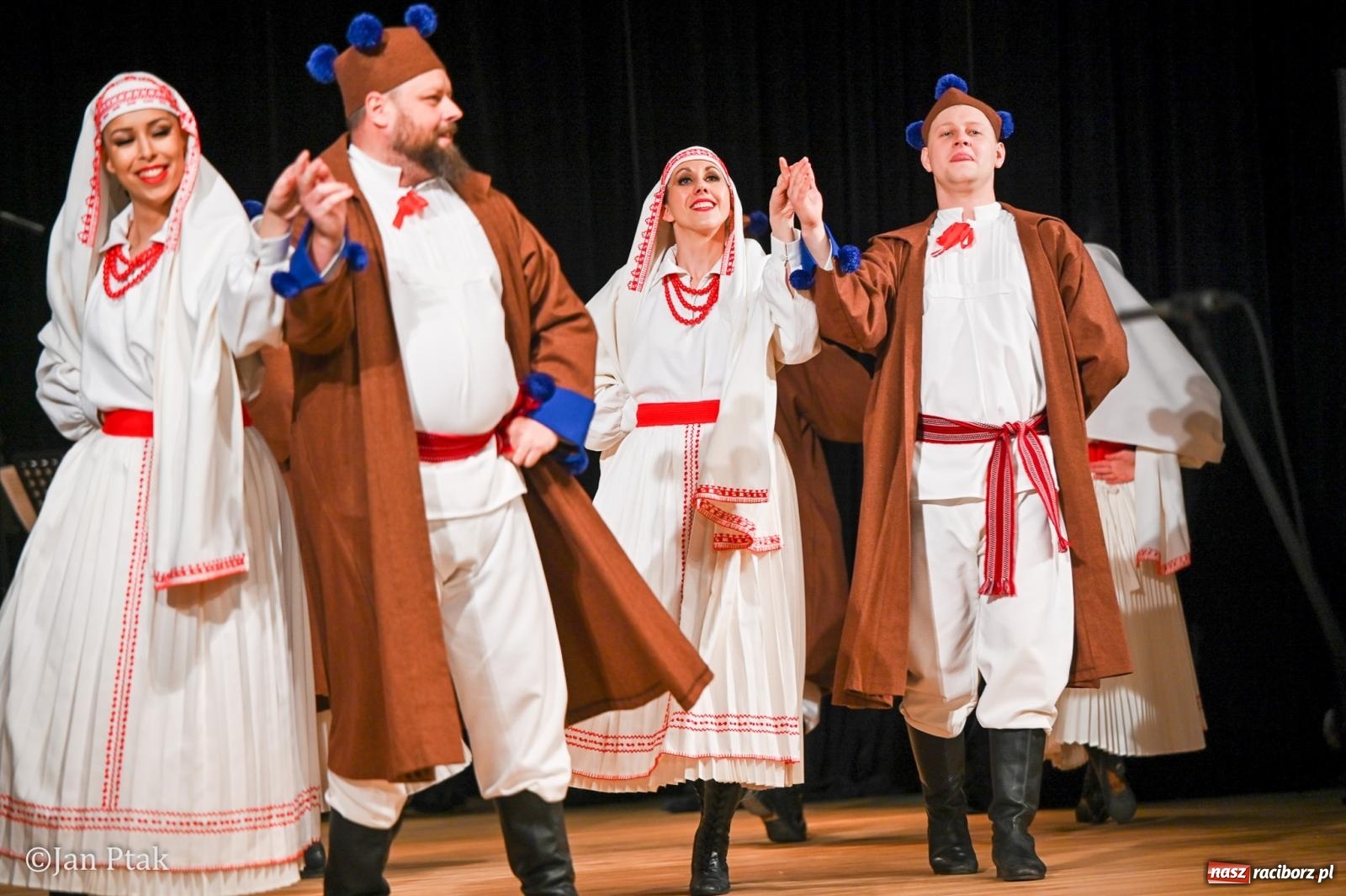 Zdjęcie w galerii na portalu naszraciborz.pl: Taneczna podróż przez siedem regionów Polski na deskach RCK wiadomości z regionu