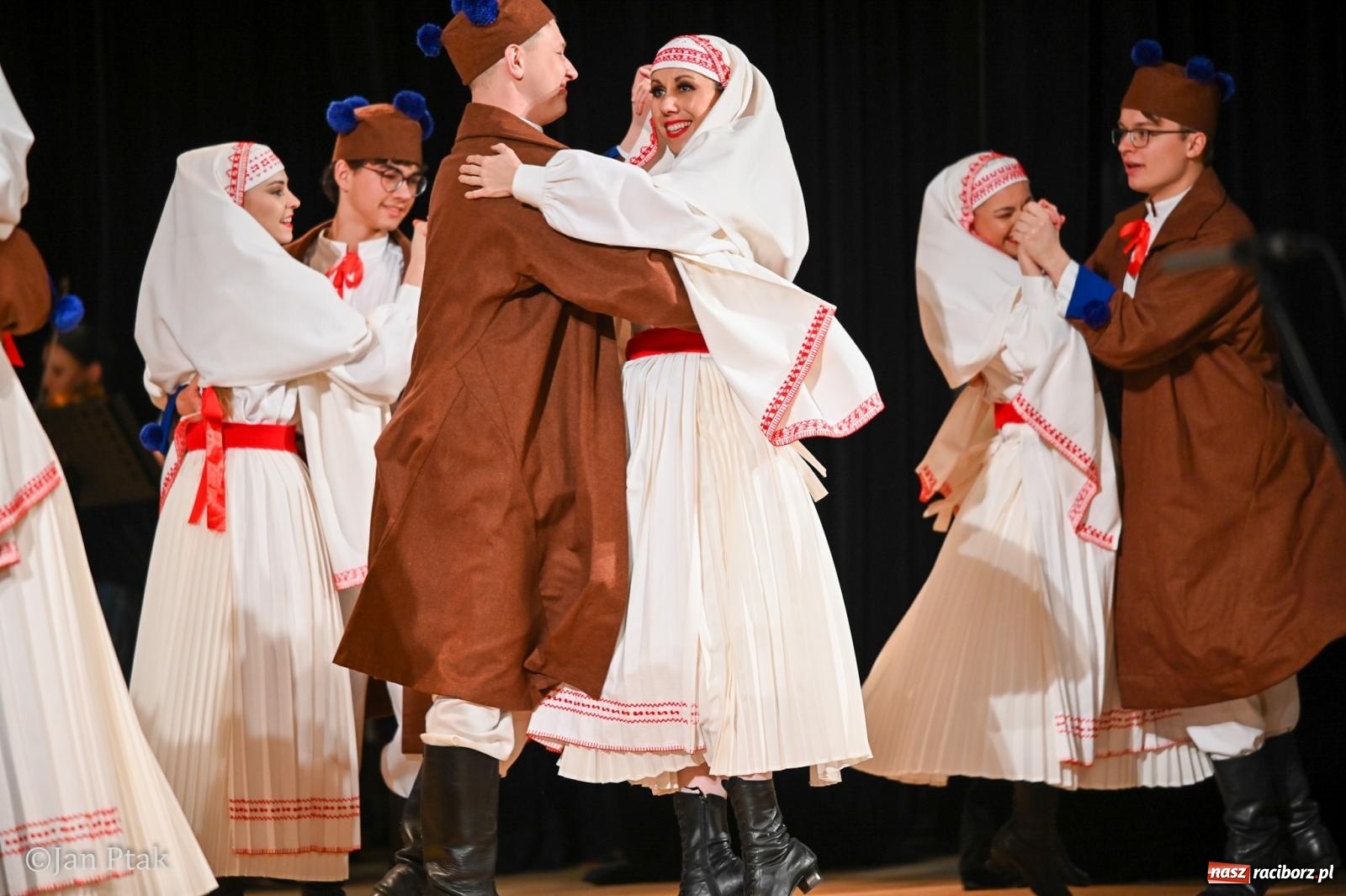 Zdjęcie w galerii na portalu naszraciborz.pl: Taneczna podróż przez siedem regionów Polski na deskach RCK wiadomości z regionu