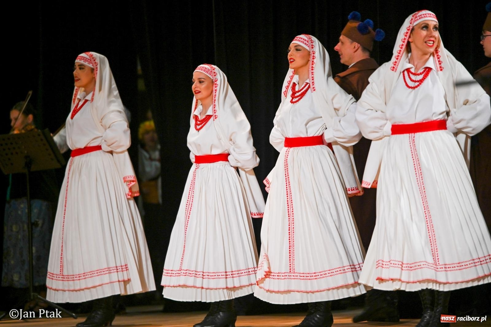 Zdjęcie w galerii na portalu naszraciborz.pl: Taneczna podróż przez siedem regionów Polski na deskach RCK wiadomości z regionu