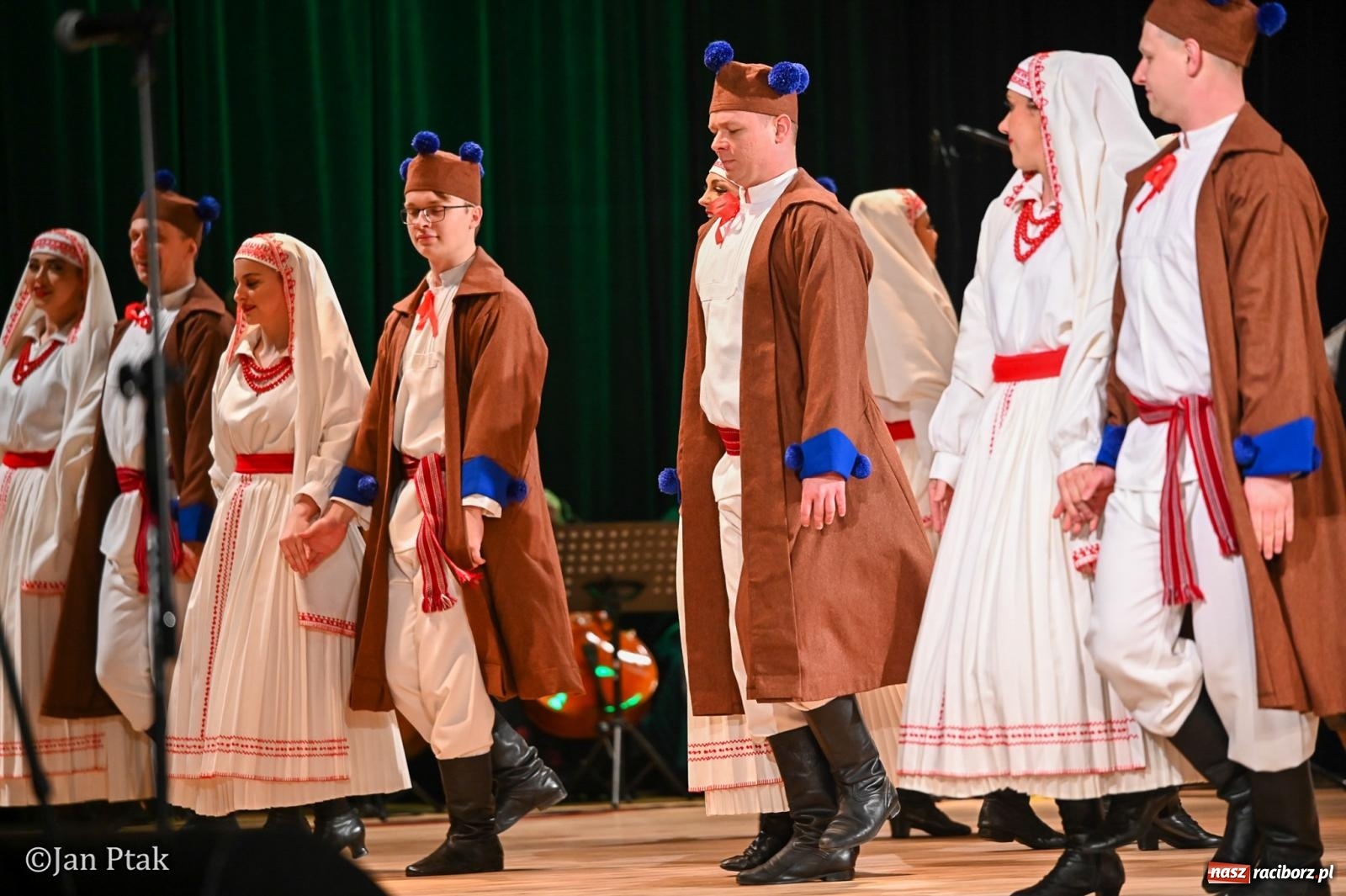Zdjęcie w galerii na portalu naszraciborz.pl: Taneczna podróż przez siedem regionów Polski na deskach RCK wiadomości z regionu