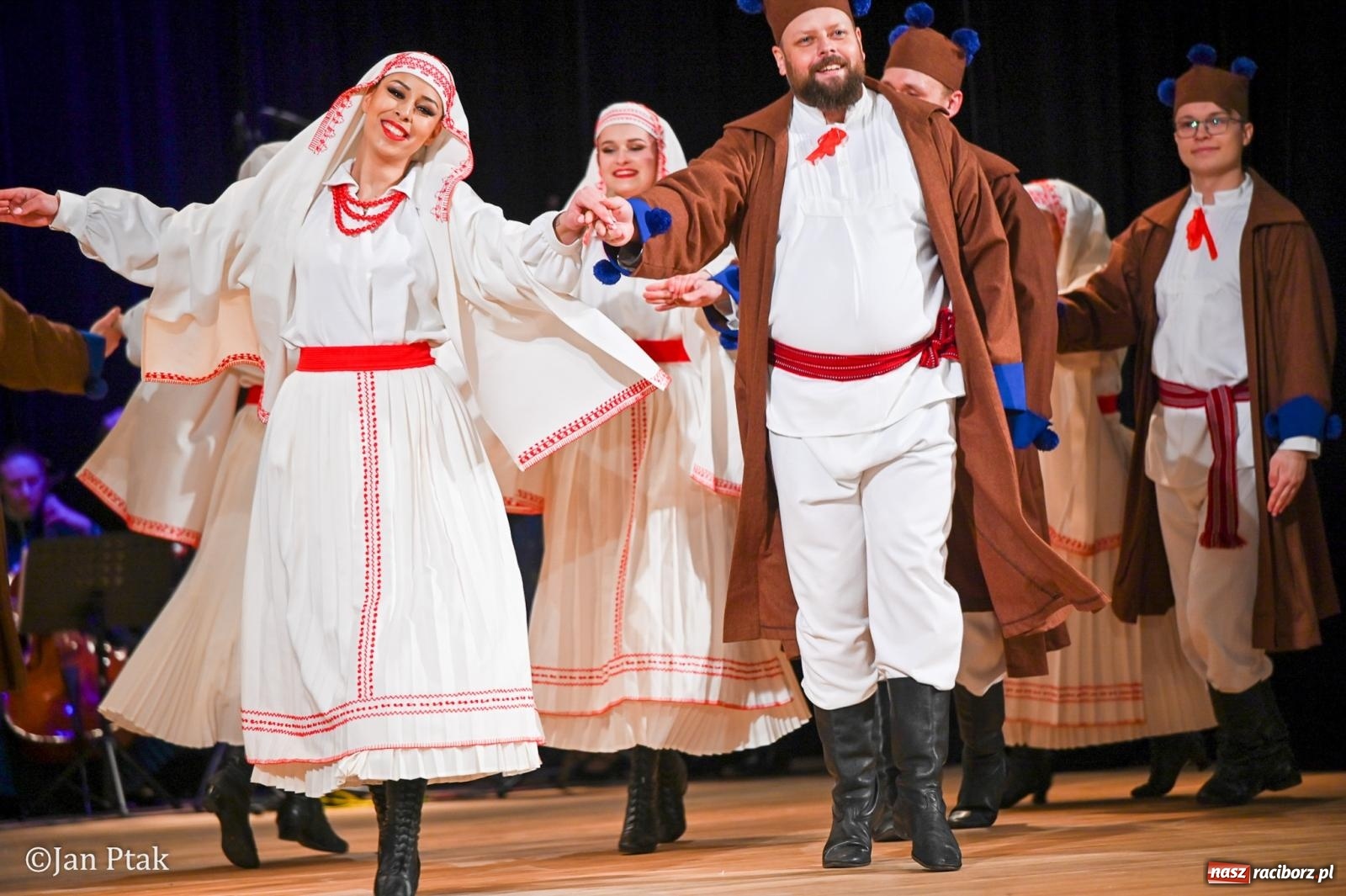 Zdjęcie w galerii na portalu naszraciborz.pl: Taneczna podróż przez siedem regionów Polski na deskach RCK wiadomości z regionu