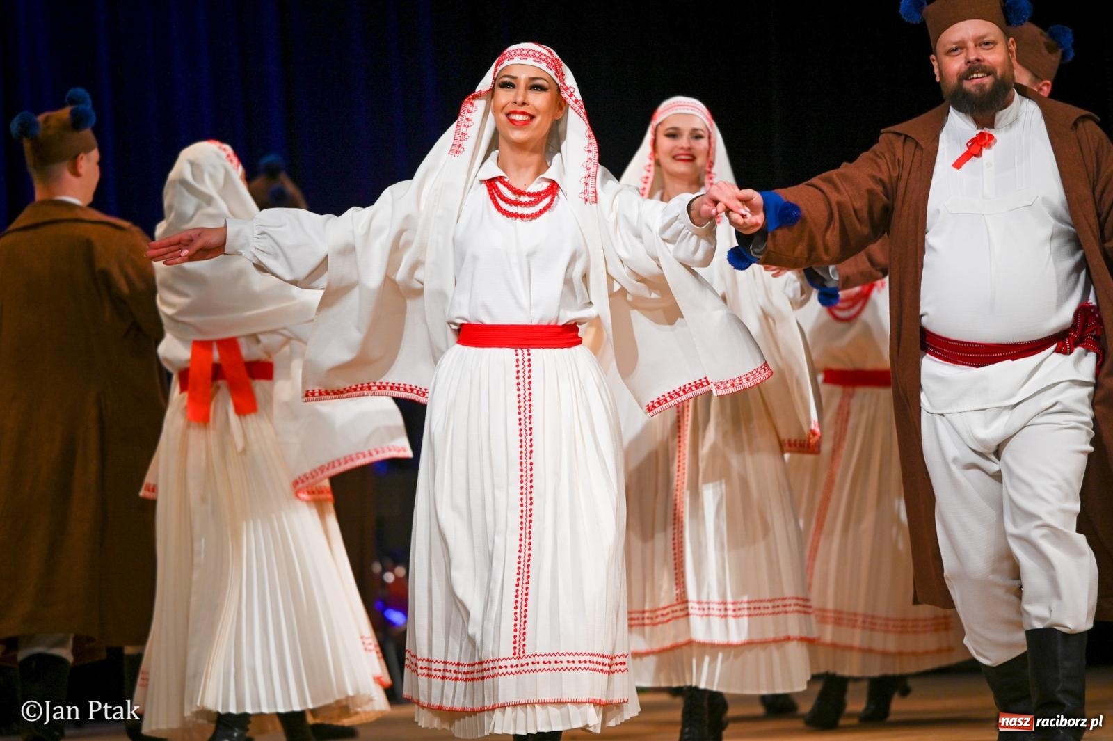 Zdjęcie w galerii na portalu naszraciborz.pl: Taneczna podróż przez siedem regionów Polski na deskach RCK wiadomości z regionu