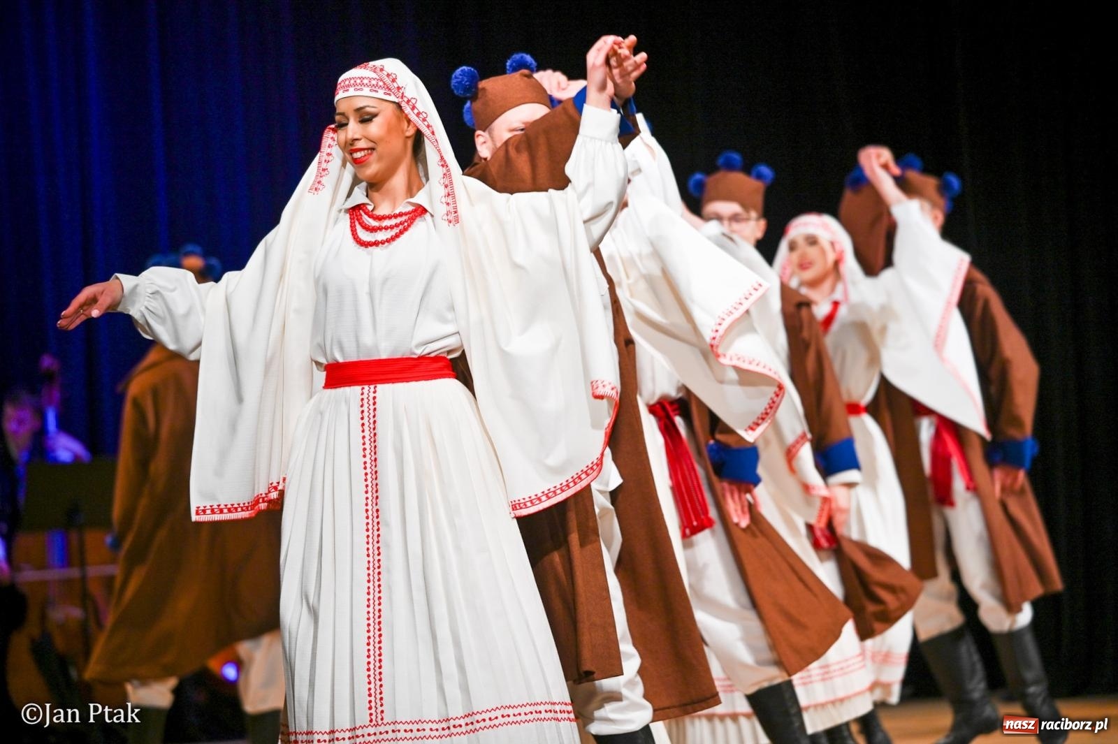 Zdjęcie w galerii na portalu naszraciborz.pl: Taneczna podróż przez siedem regionów Polski na deskach RCK wiadomości z regionu