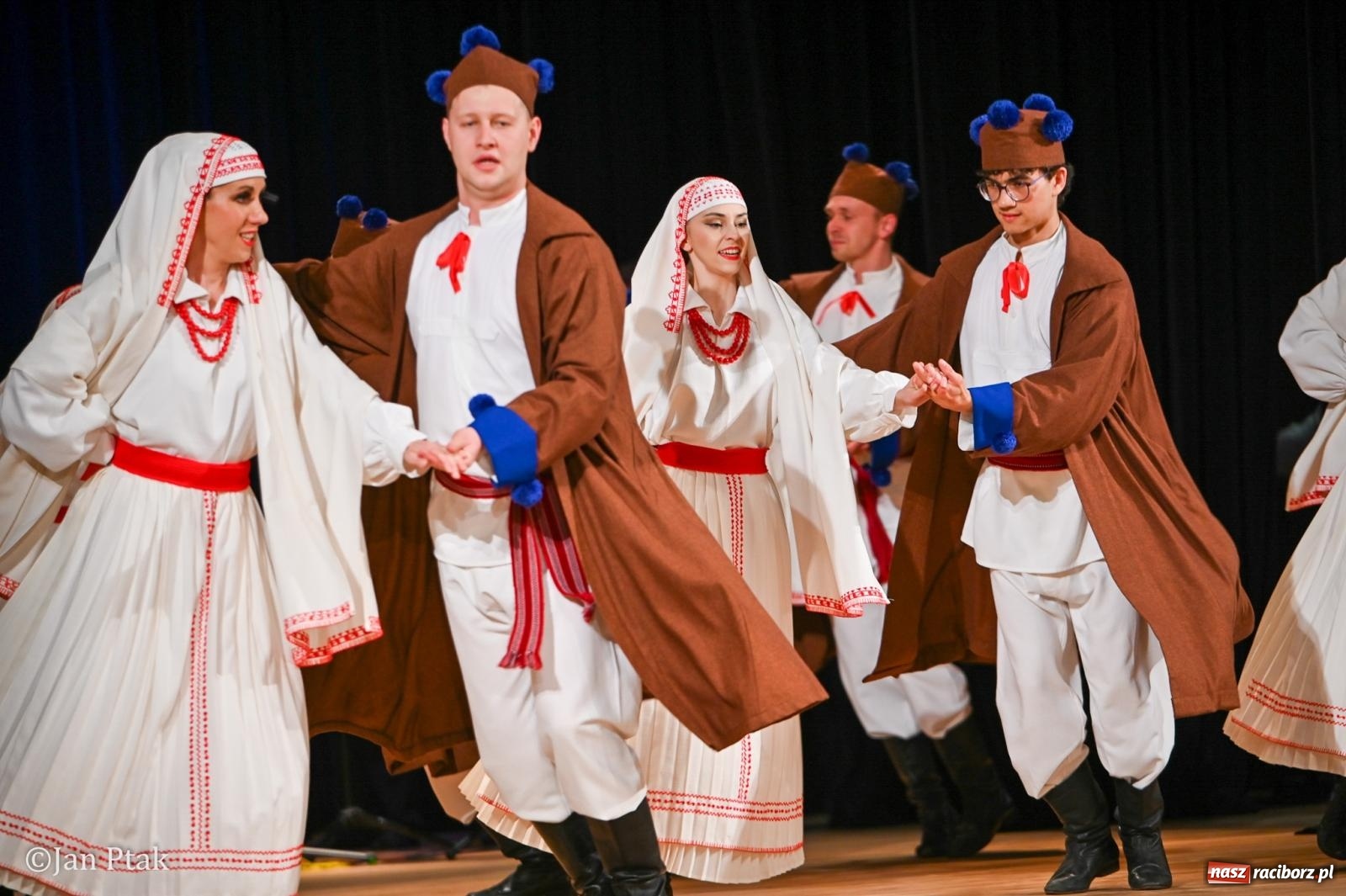 Zdjęcie w galerii na portalu naszraciborz.pl: Taneczna podróż przez siedem regionów Polski na deskach RCK wiadomości z regionu