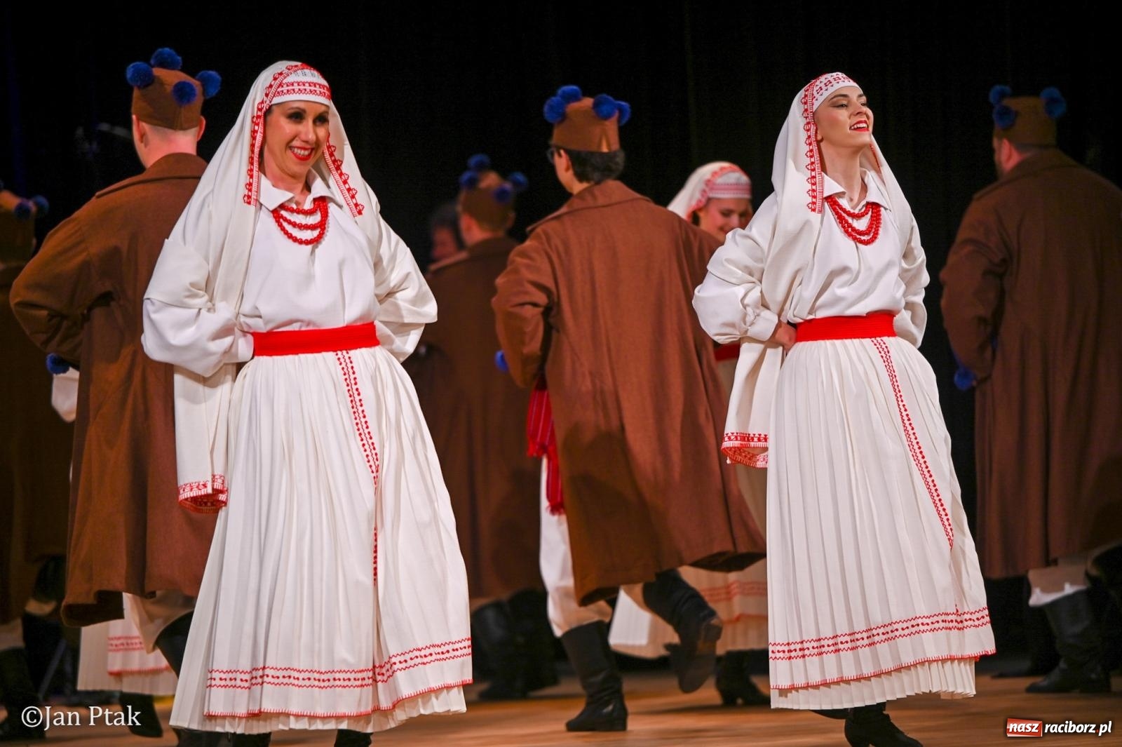 Zdjęcie w galerii na portalu naszraciborz.pl: Taneczna podróż przez siedem regionów Polski na deskach RCK wiadomości z regionu