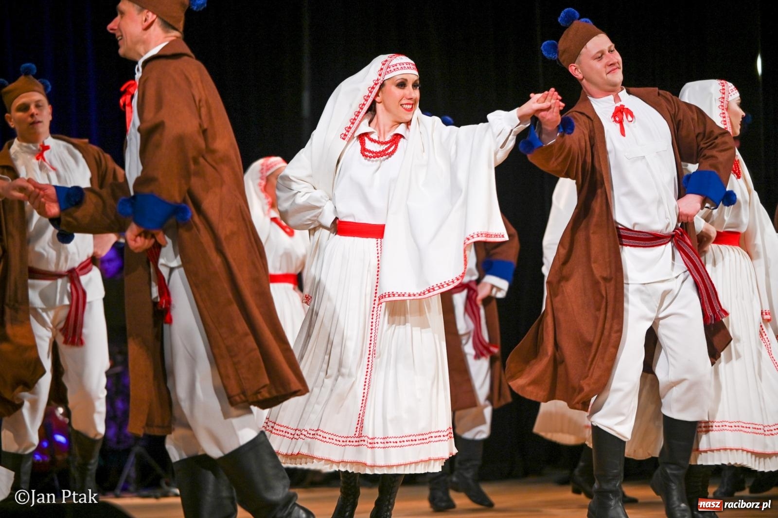 Zdjęcie w galerii na portalu naszraciborz.pl: Taneczna podróż przez siedem regionów Polski na deskach RCK wiadomości z regionu