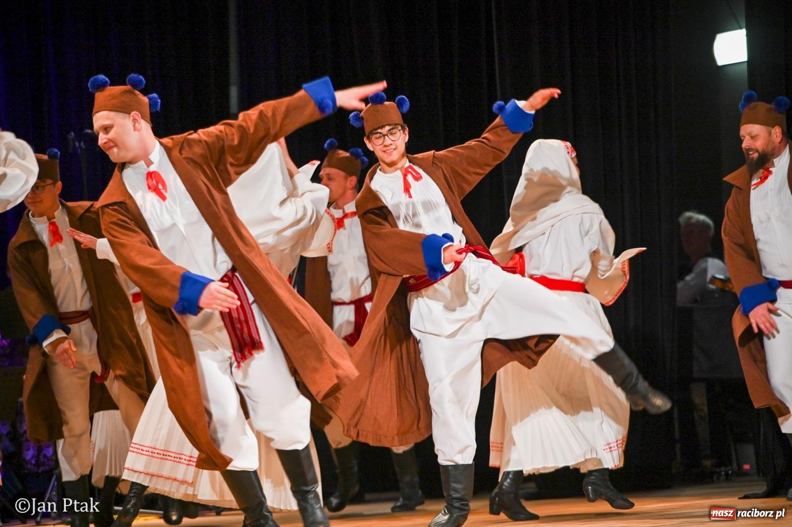 Zdjęcie w galerii na portalu naszraciborz.pl: Taneczna podróż przez siedem regionów Polski na deskach RCK wiadomości z regionu