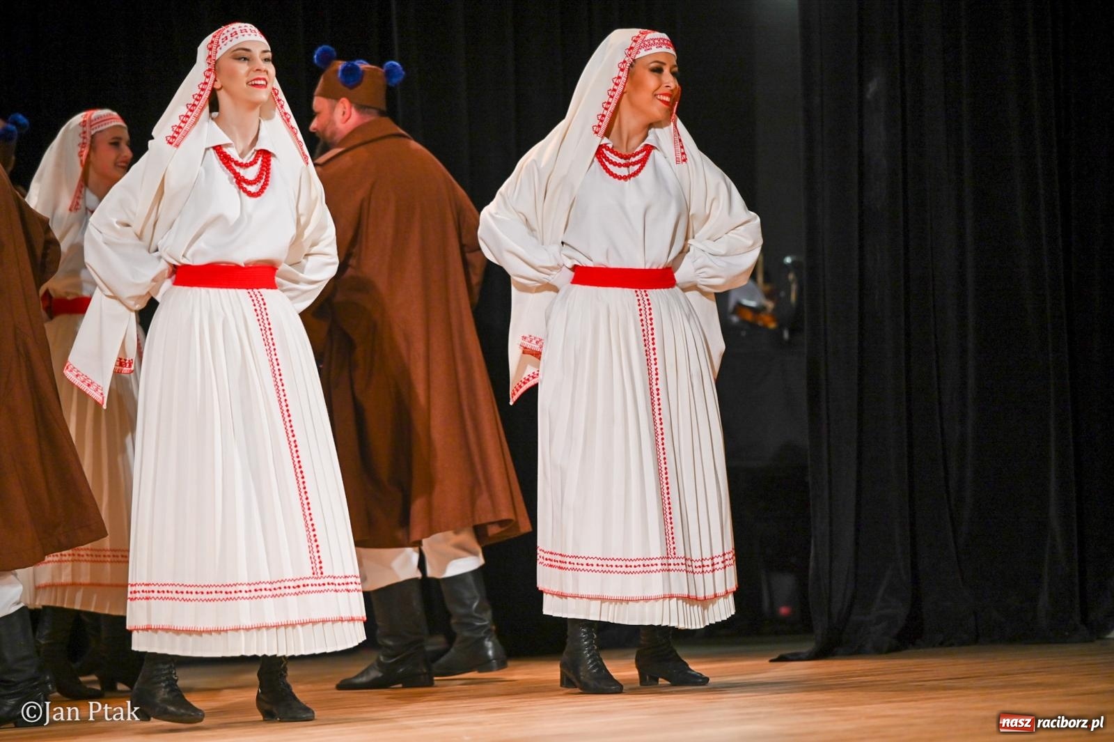 Zdjęcie w galerii na portalu naszraciborz.pl: Taneczna podróż przez siedem regionów Polski na deskach RCK wiadomości z regionu