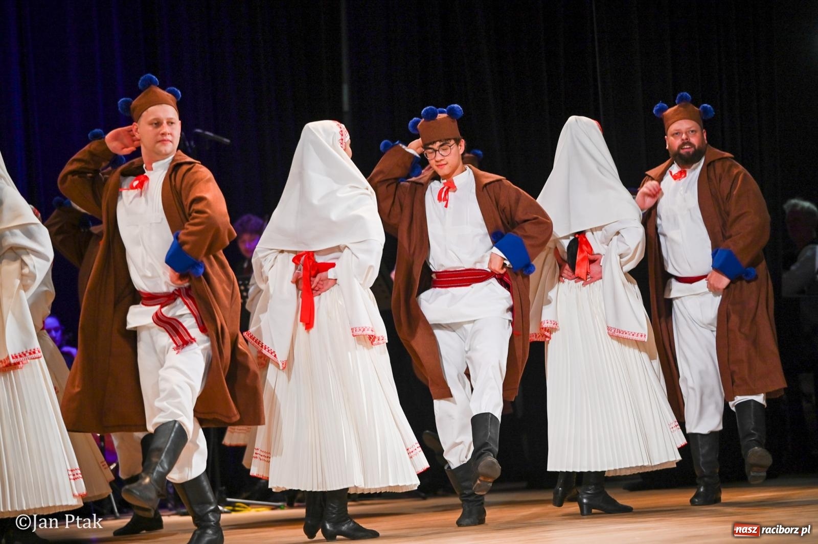 Zdjęcie w galerii na portalu naszraciborz.pl: Taneczna podróż przez siedem regionów Polski na deskach RCK wiadomości z regionu