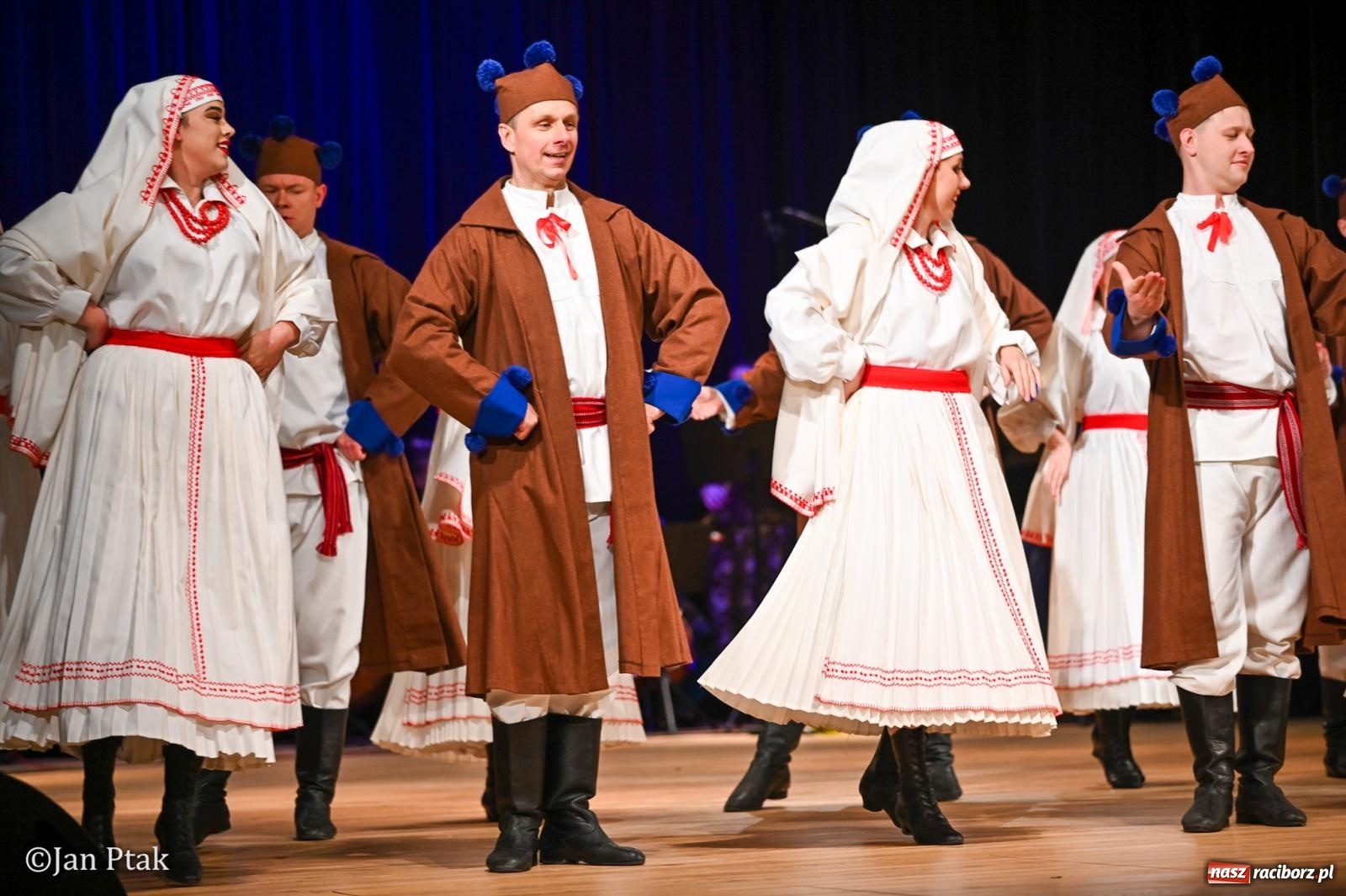 Zdjęcie w galerii na portalu naszraciborz.pl: Taneczna podróż przez siedem regionów Polski na deskach RCK wiadomości z regionu