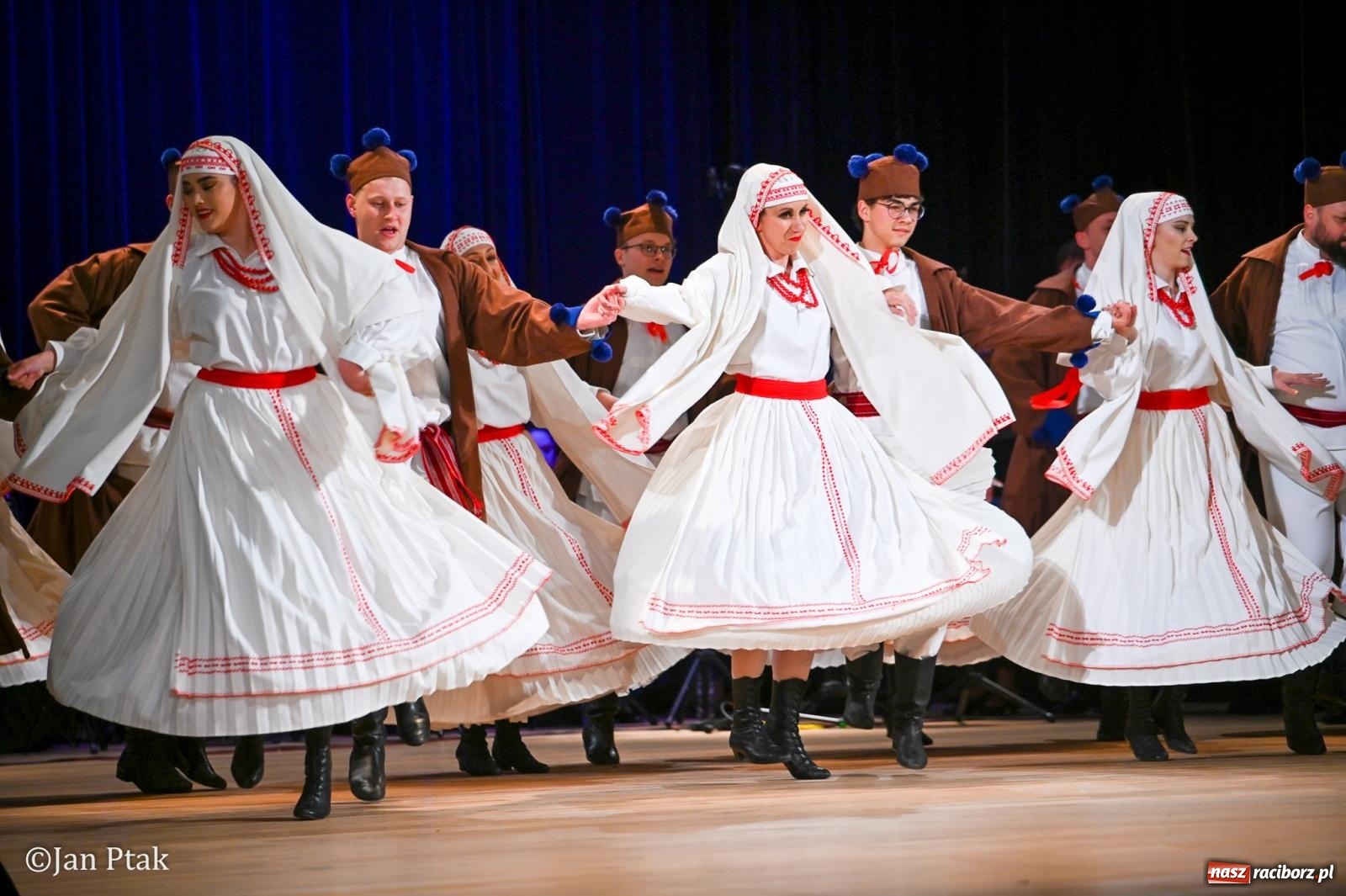 Zdjęcie w galerii na portalu naszraciborz.pl: Taneczna podróż przez siedem regionów Polski na deskach RCK wiadomości z regionu