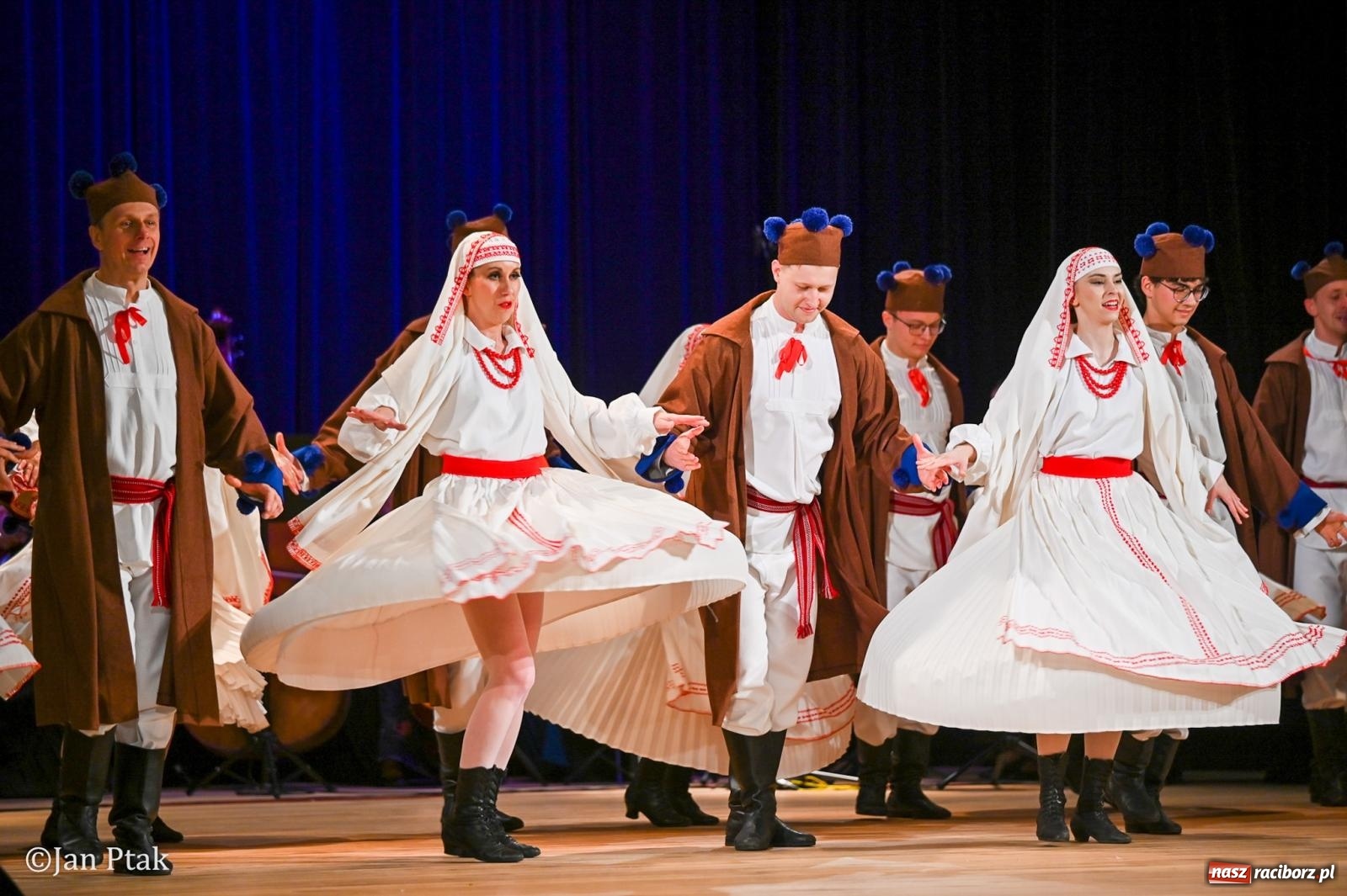 Zdjęcie w galerii na portalu naszraciborz.pl: Taneczna podróż przez siedem regionów Polski na deskach RCK wiadomości z regionu