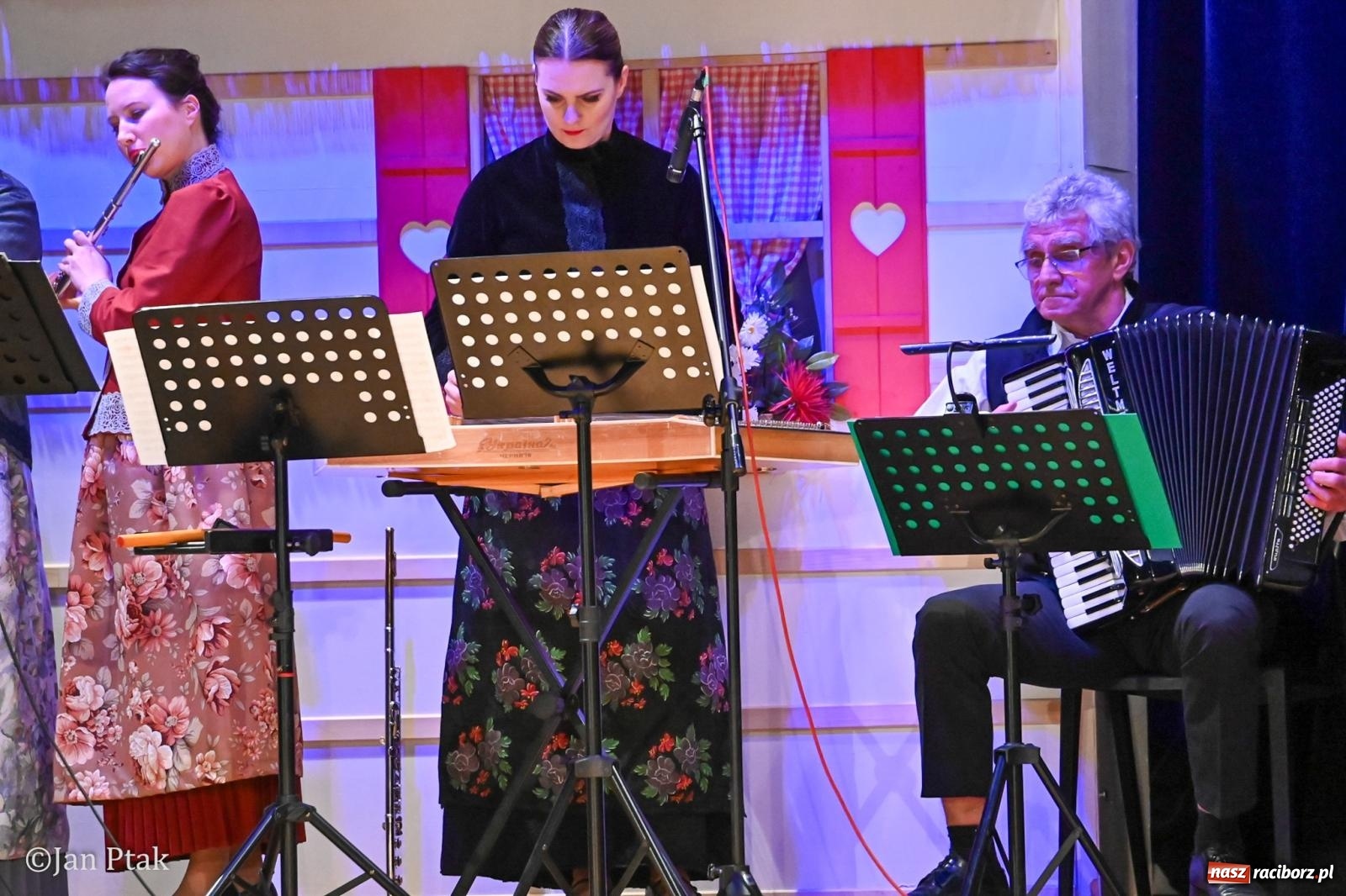 Zdjęcie w galerii na portalu naszraciborz.pl: Taneczna podróż przez siedem regionów Polski na deskach RCK wiadomości z regionu