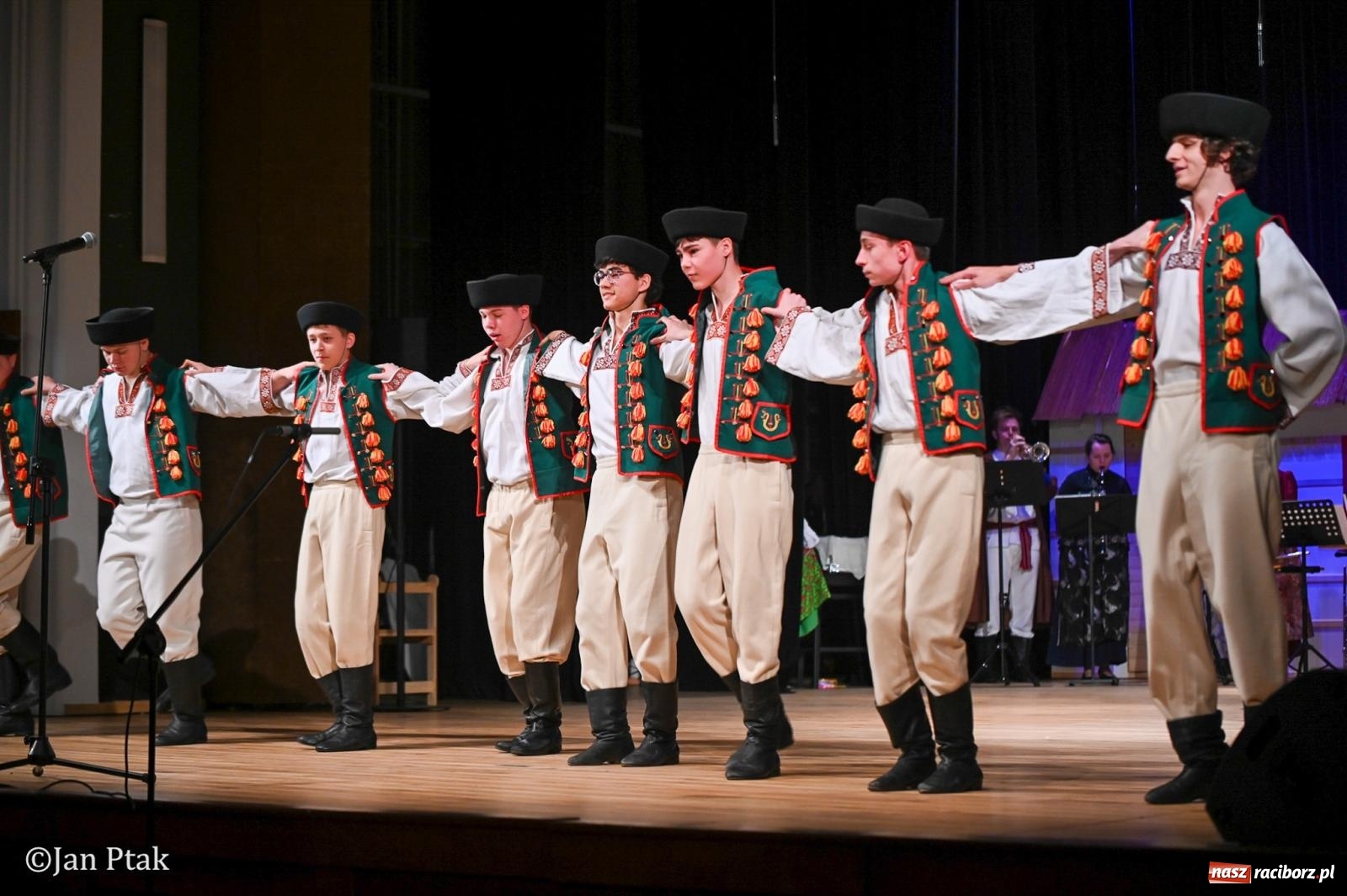 Zdjęcie w galerii na portalu naszraciborz.pl: Taneczna podróż przez siedem regionów Polski na deskach RCK wiadomości z regionu