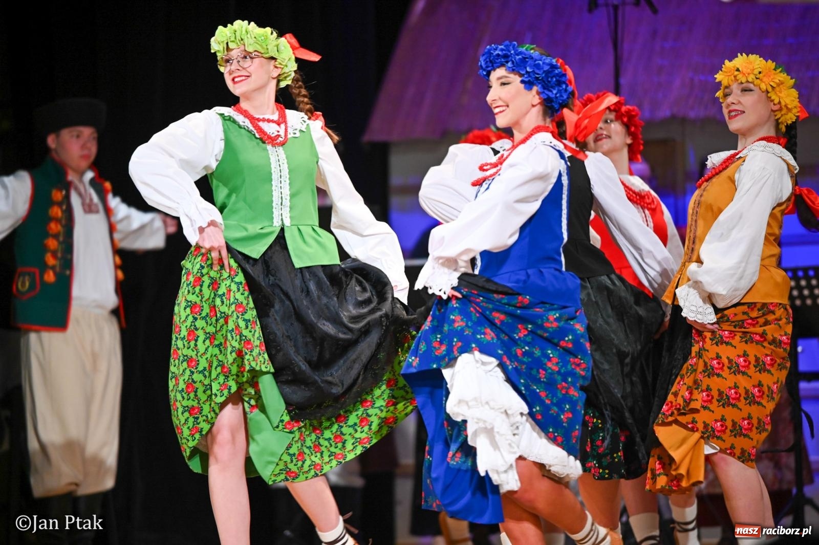 Zdjęcie w galerii na portalu naszraciborz.pl: Taneczna podróż przez siedem regionów Polski na deskach RCK wiadomości z regionu