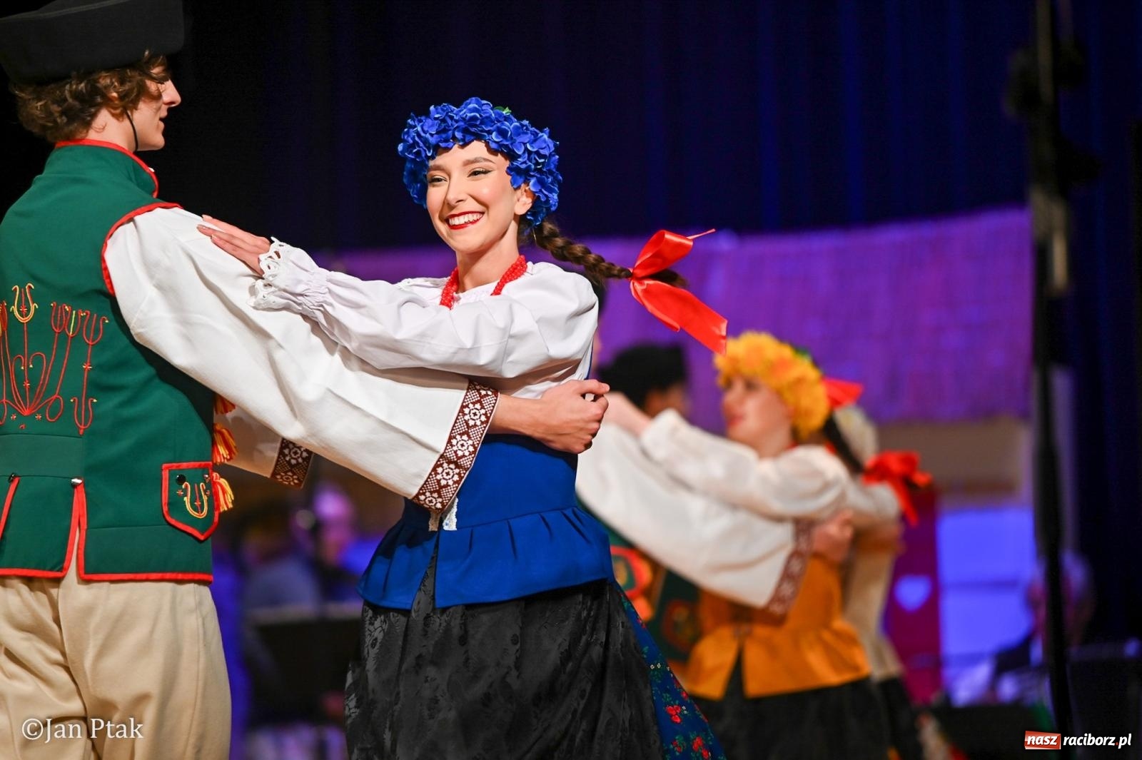Zdjęcie w galerii na portalu naszraciborz.pl: Taneczna podróż przez siedem regionów Polski na deskach RCK wiadomości z regionu