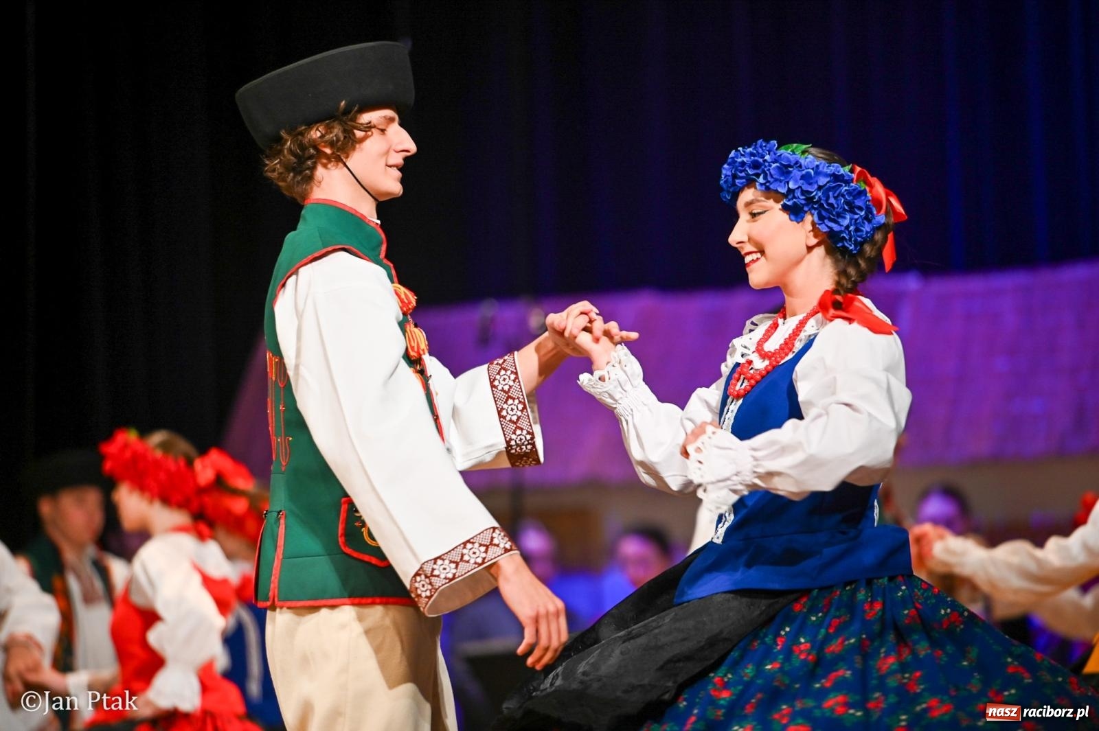 Zdjęcie w galerii na portalu naszraciborz.pl: Taneczna podróż przez siedem regionów Polski na deskach RCK wiadomości z regionu
