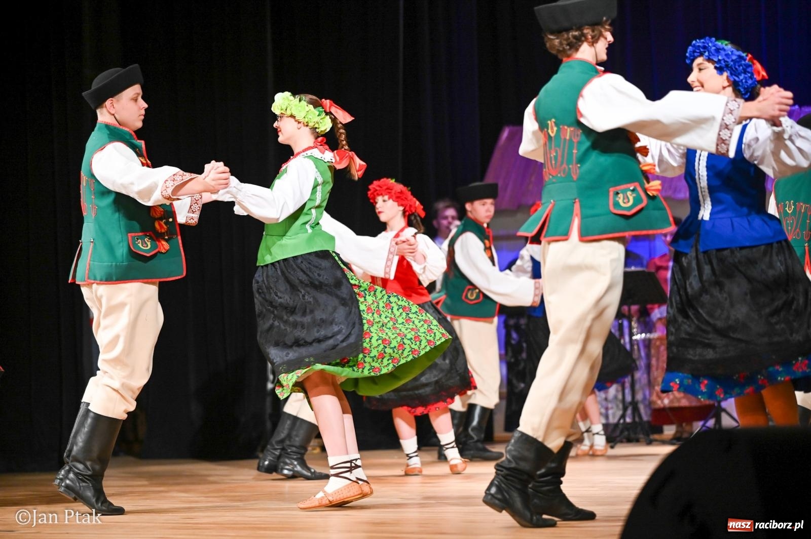 Zdjęcie w galerii na portalu naszraciborz.pl: Taneczna podróż przez siedem regionów Polski na deskach RCK wiadomości z regionu