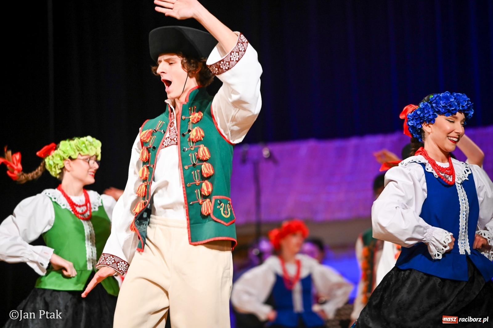 Zdjęcie w galerii na portalu naszraciborz.pl: Taneczna podróż przez siedem regionów Polski na deskach RCK wiadomości z regionu