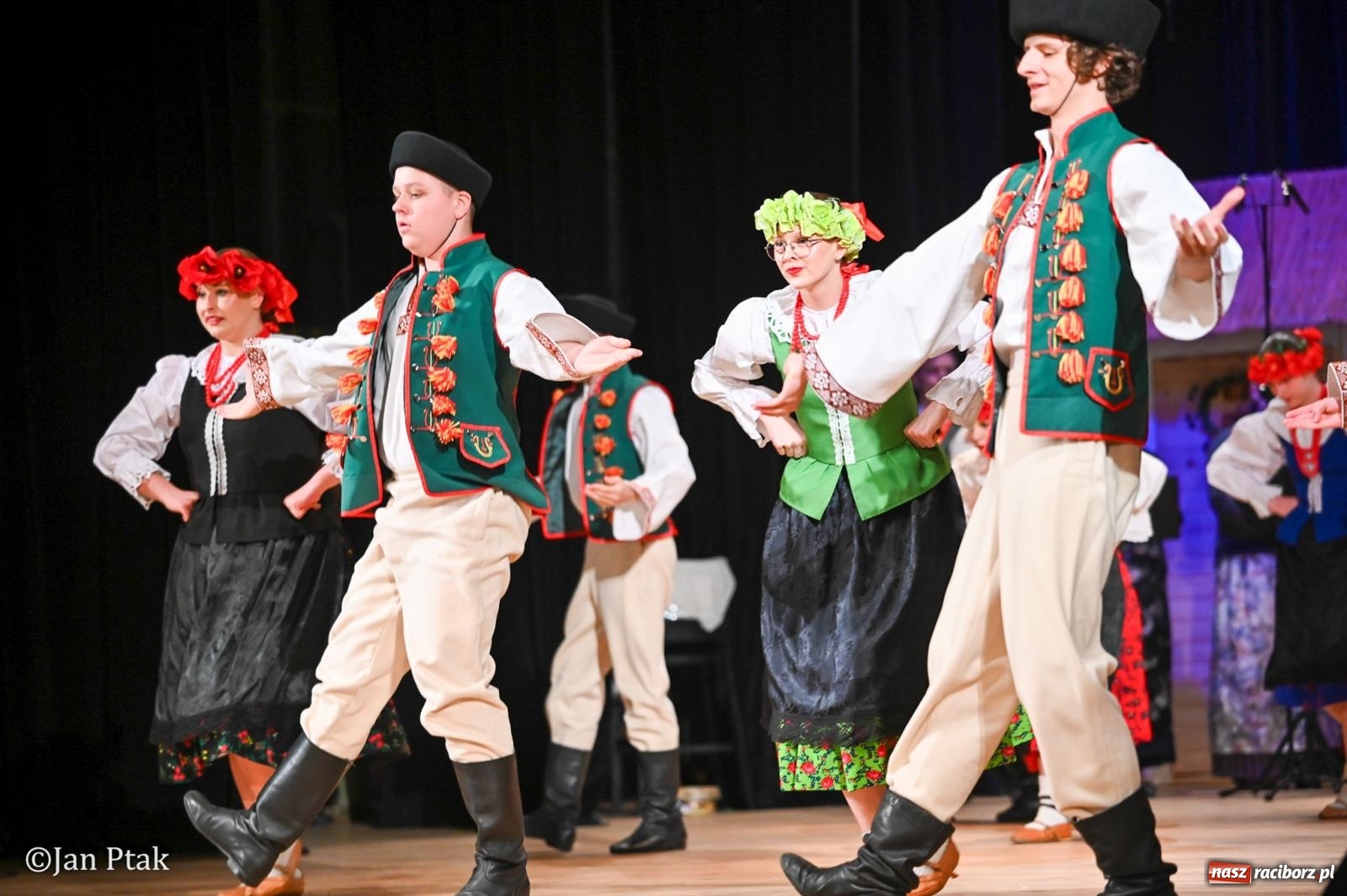 Zdjęcie w galerii na portalu naszraciborz.pl: Taneczna podróż przez siedem regionów Polski na deskach RCK wiadomości z regionu