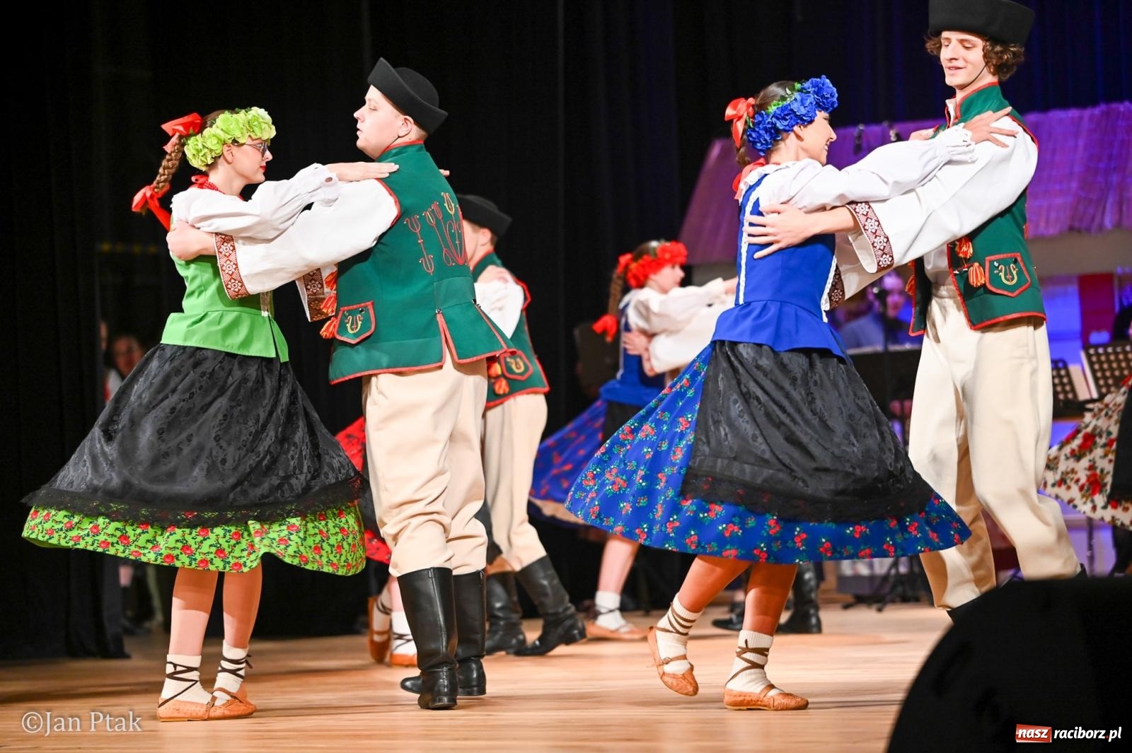 Zdjęcie w galerii na portalu naszraciborz.pl: Taneczna podróż przez siedem regionów Polski na deskach RCK wiadomości z regionu